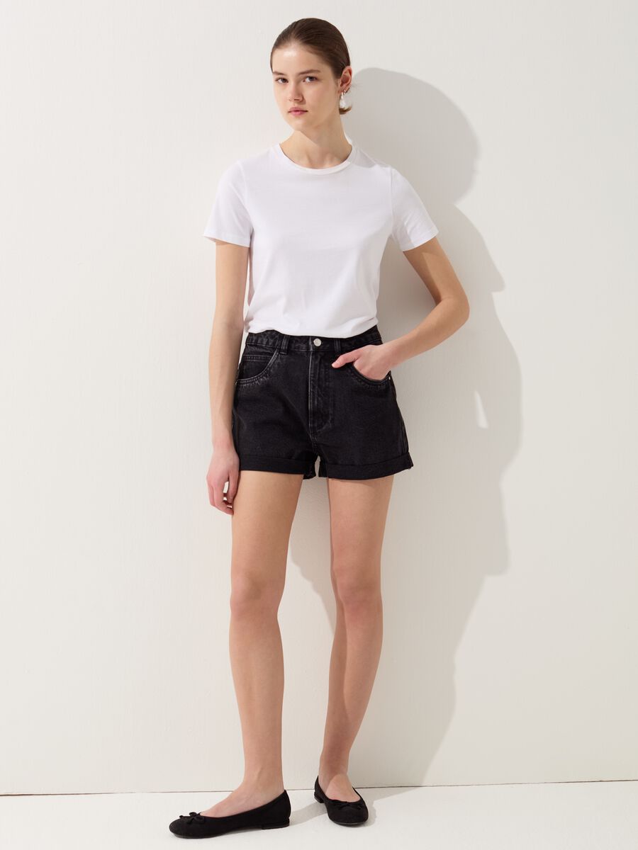 Mum-fit shorts in denim_0
