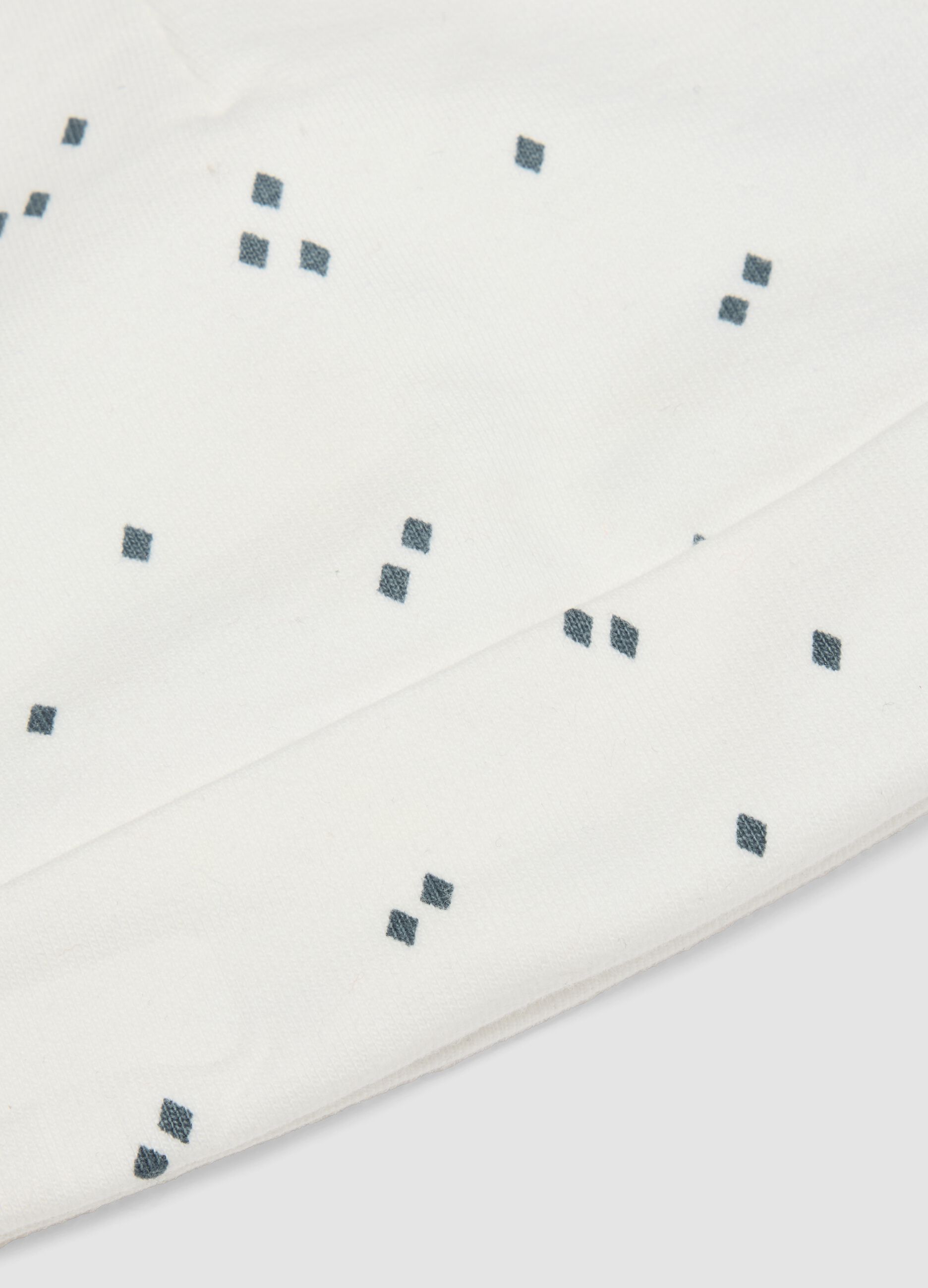 Set bianco con berretto e scarpine stampate