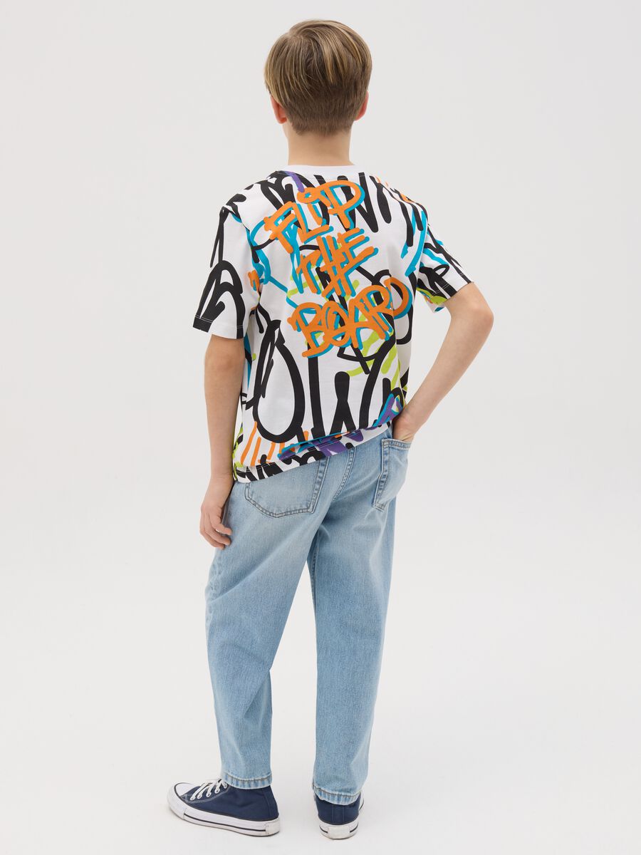 Baggy-fit jeans with five pockets and abrasions_3