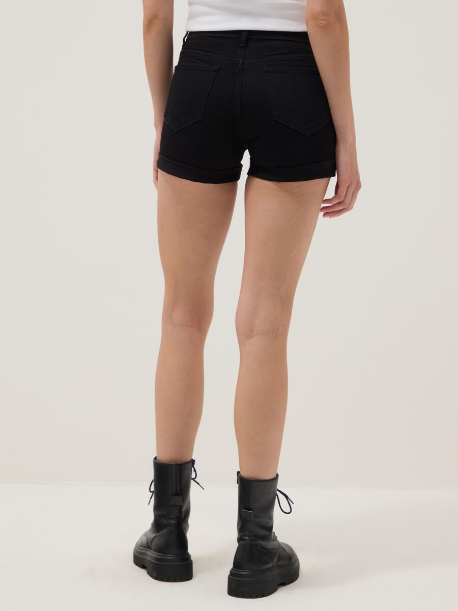 Shorts neri in denim di cotone elasticizzato_3