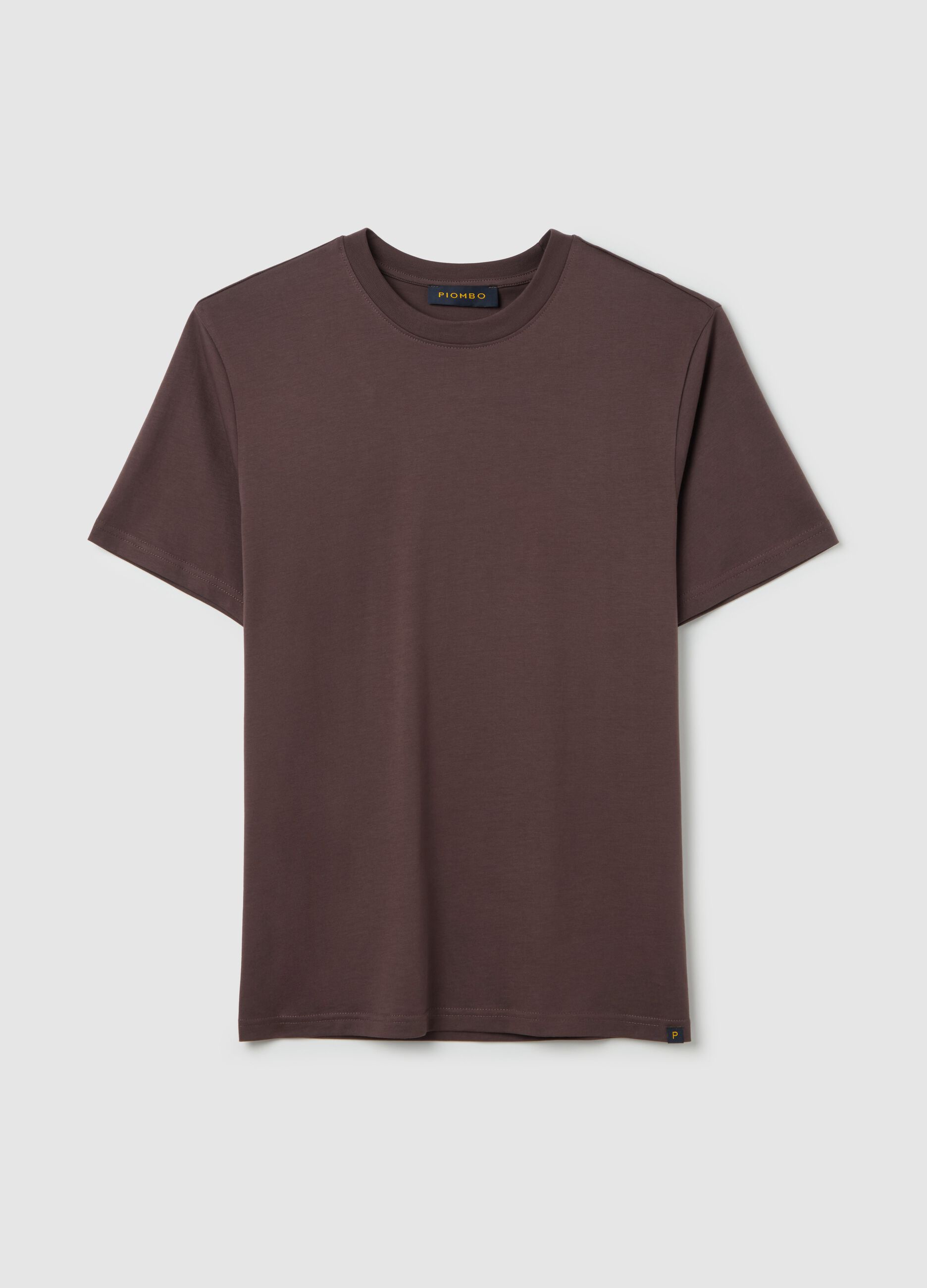 Plain cotton T-shirt with round neck.