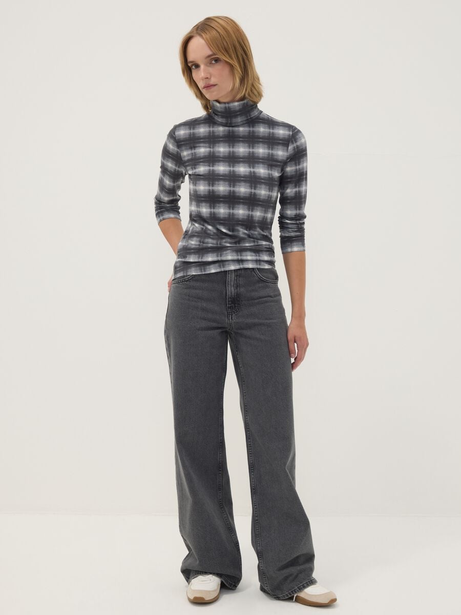 T-shirt grigia in viscosa elasticizzato con girocollo_2