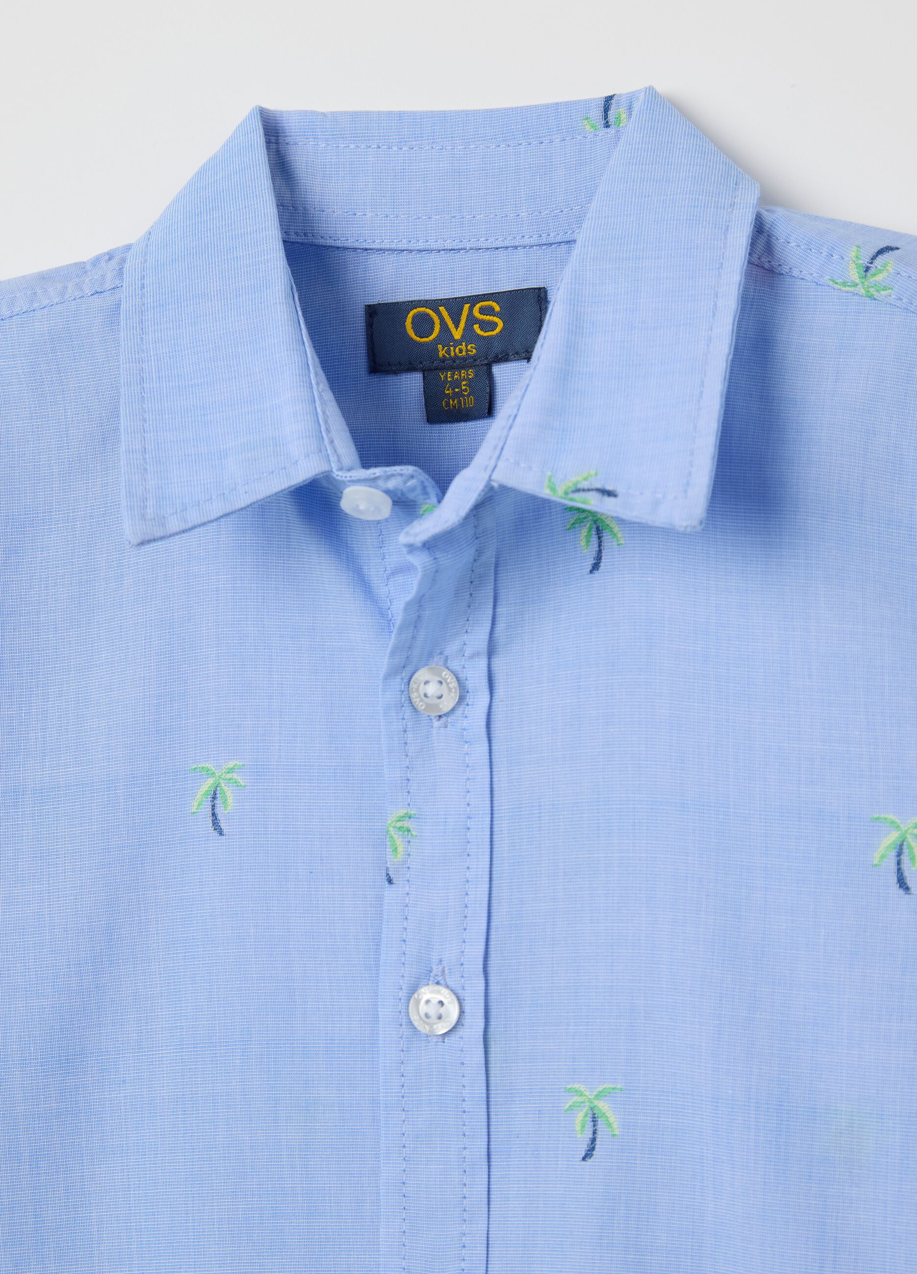 Camicia azzurra in cotone con ricamo palme
