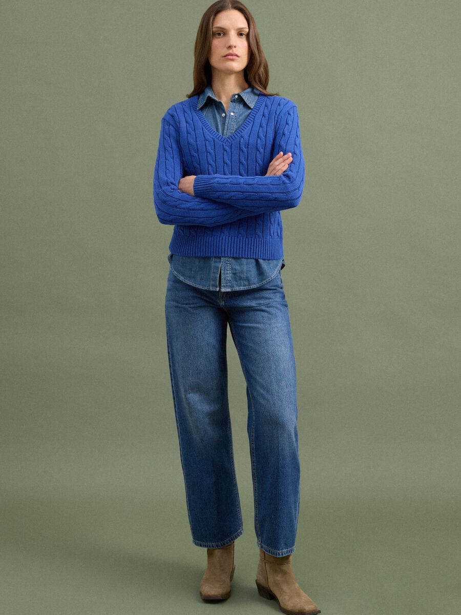 Maglia blu in puro cotone a trecce con scollo profondo a V_1