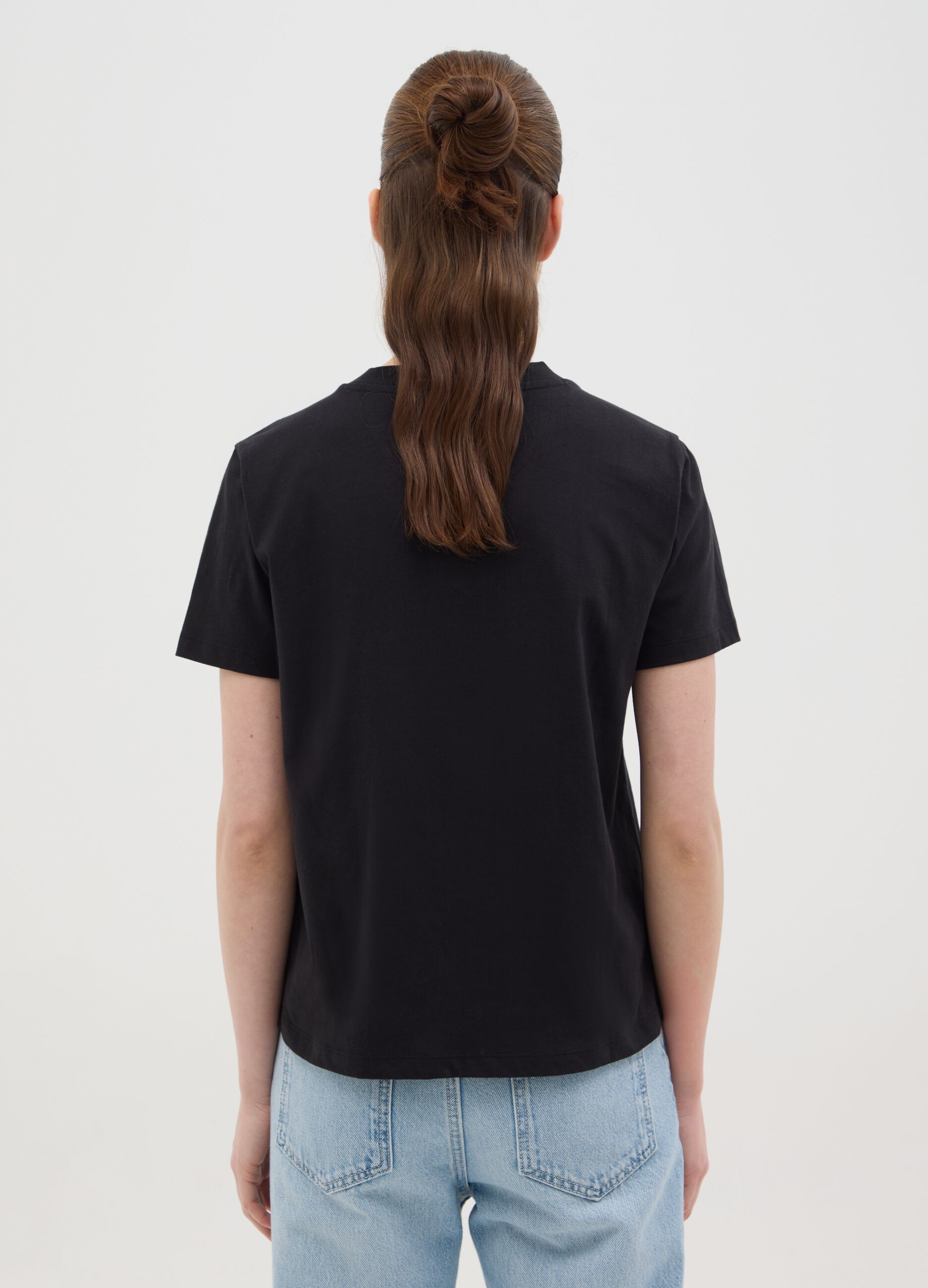 T-shirt nera in cotone con ciliegie di strass 