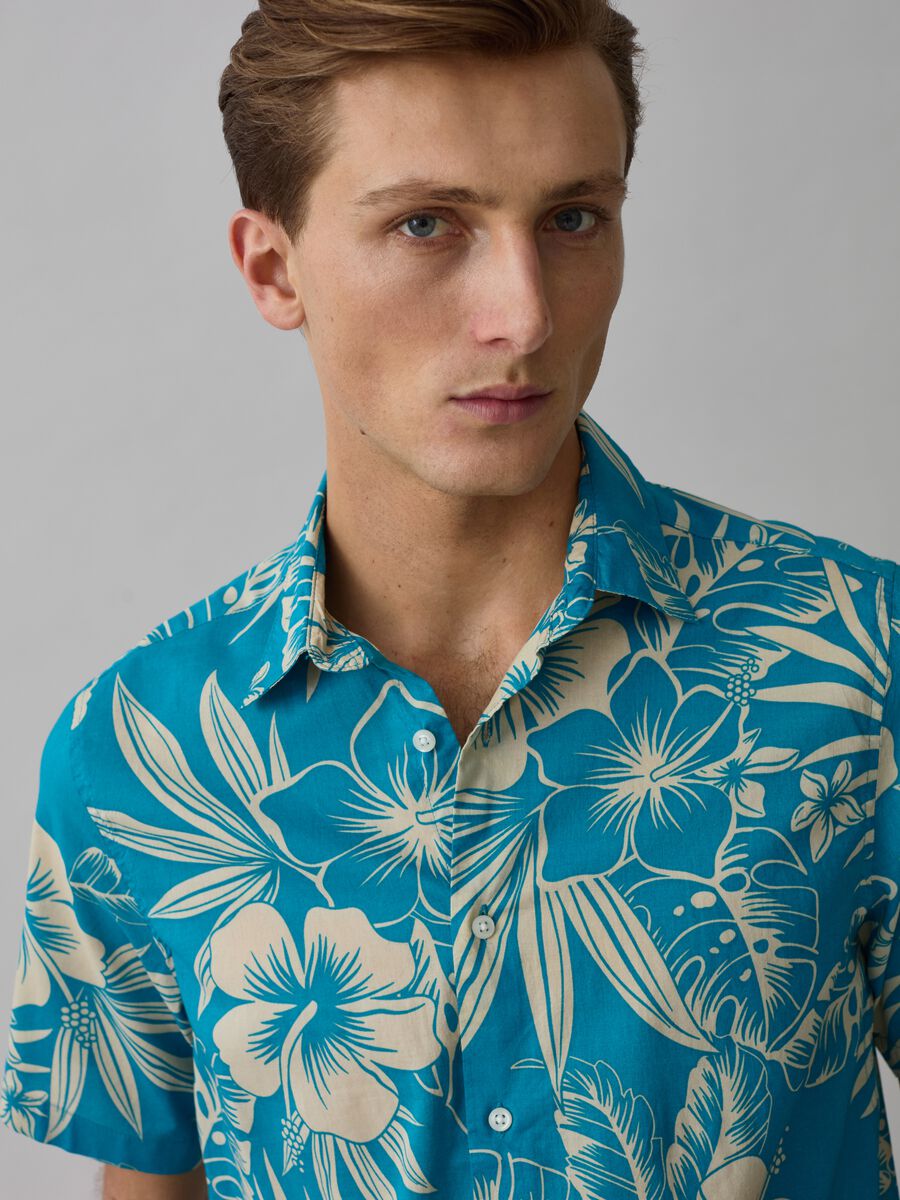 Short-sleeved shirt with hibiscus print_1