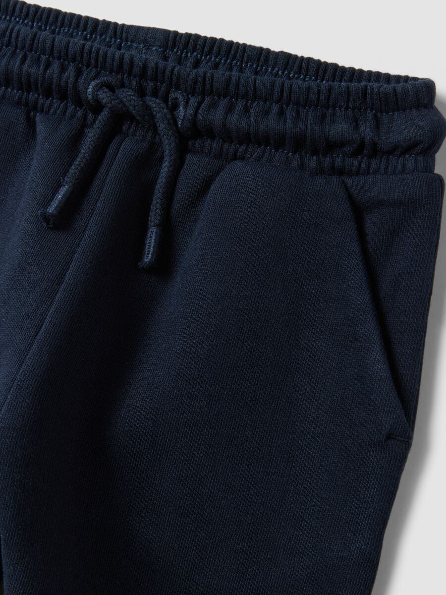Pantaloni jogger blu in puro cotone organico con coulisse per bimbo_2