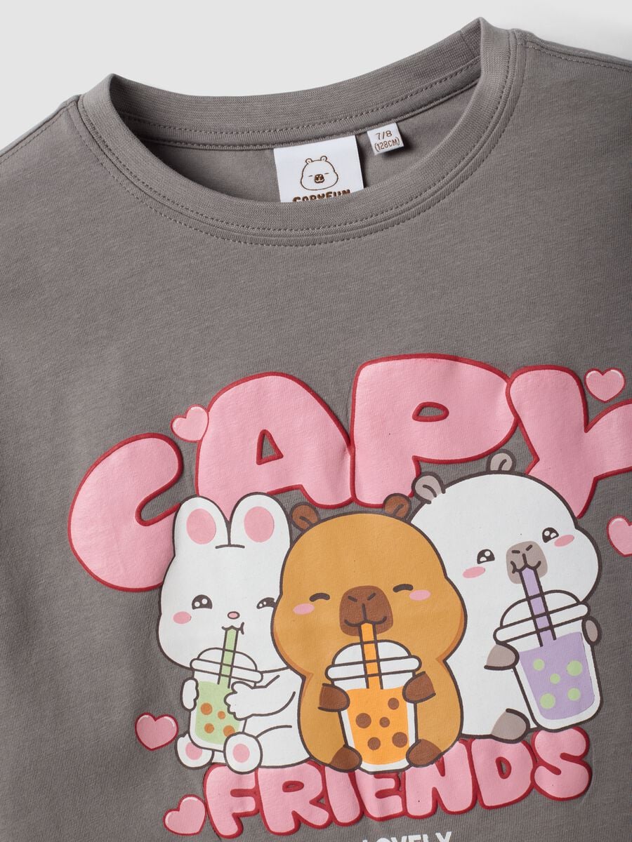 T-shirt grigia in cotone elasticizzato con stampa capibara per bambina_2