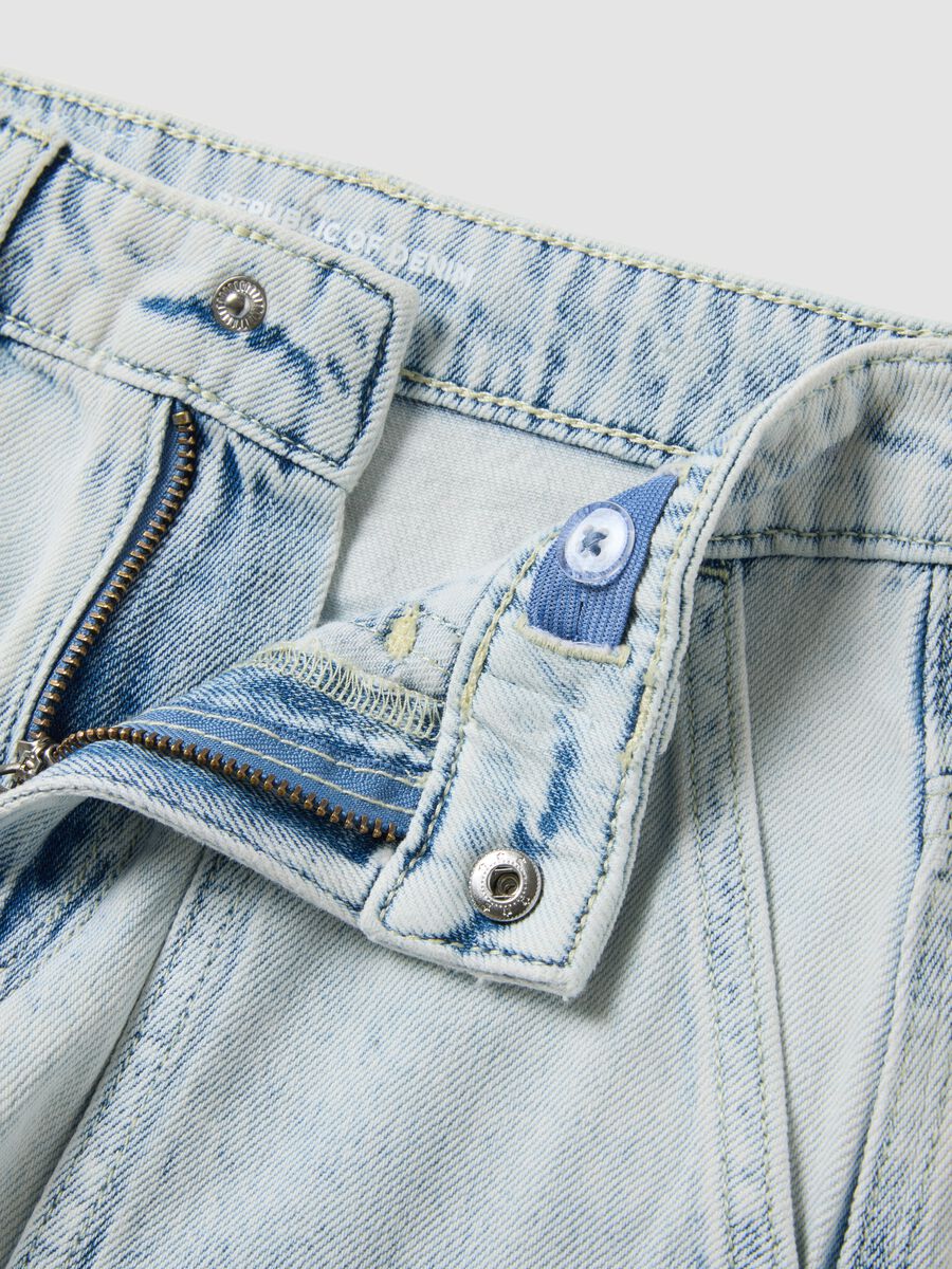 Light blue denim cargo shorts in a cotton-viscose blend_2