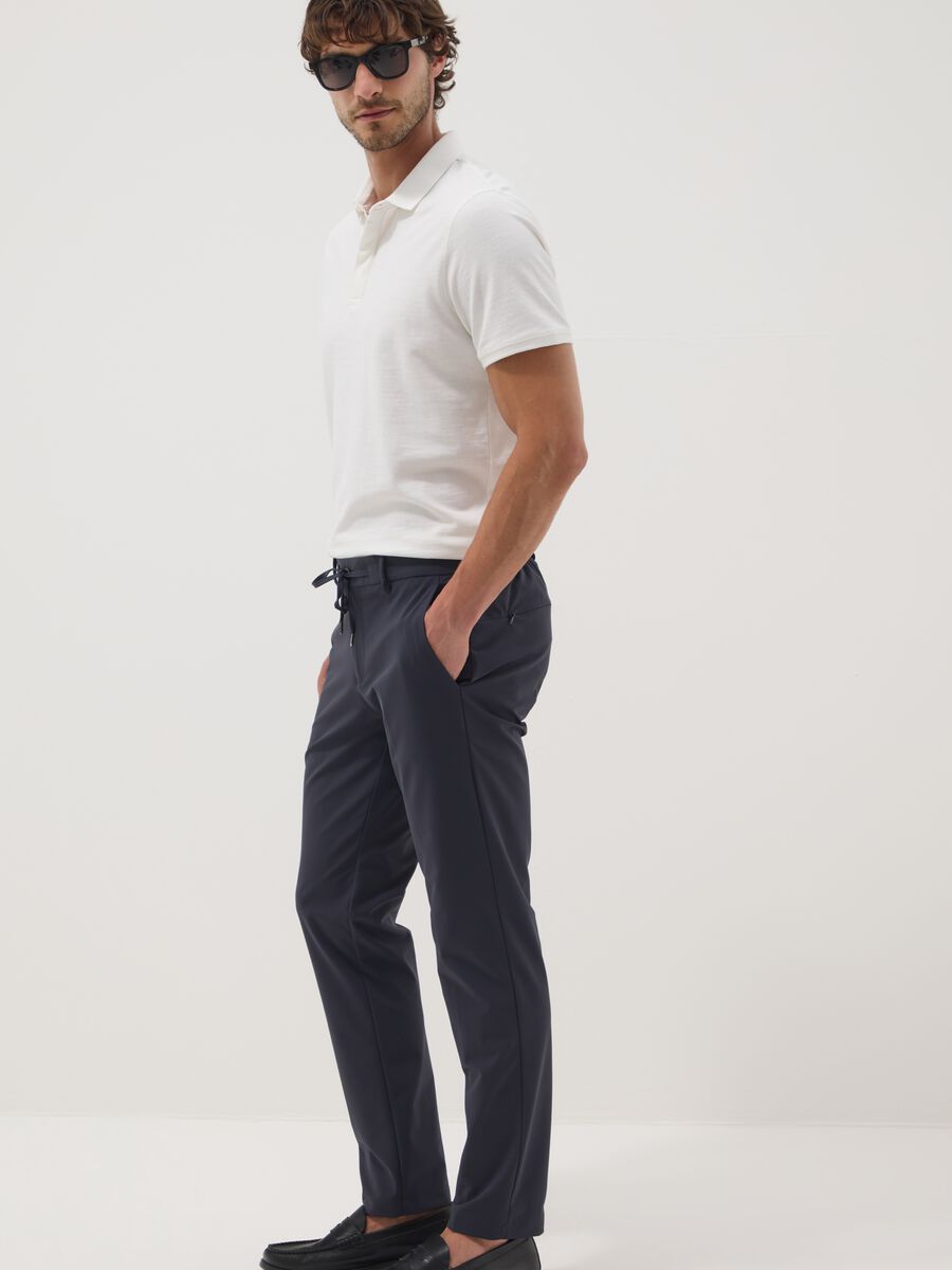 Pantaloni chino blu in tessuto elasticizzato carrot fit_0