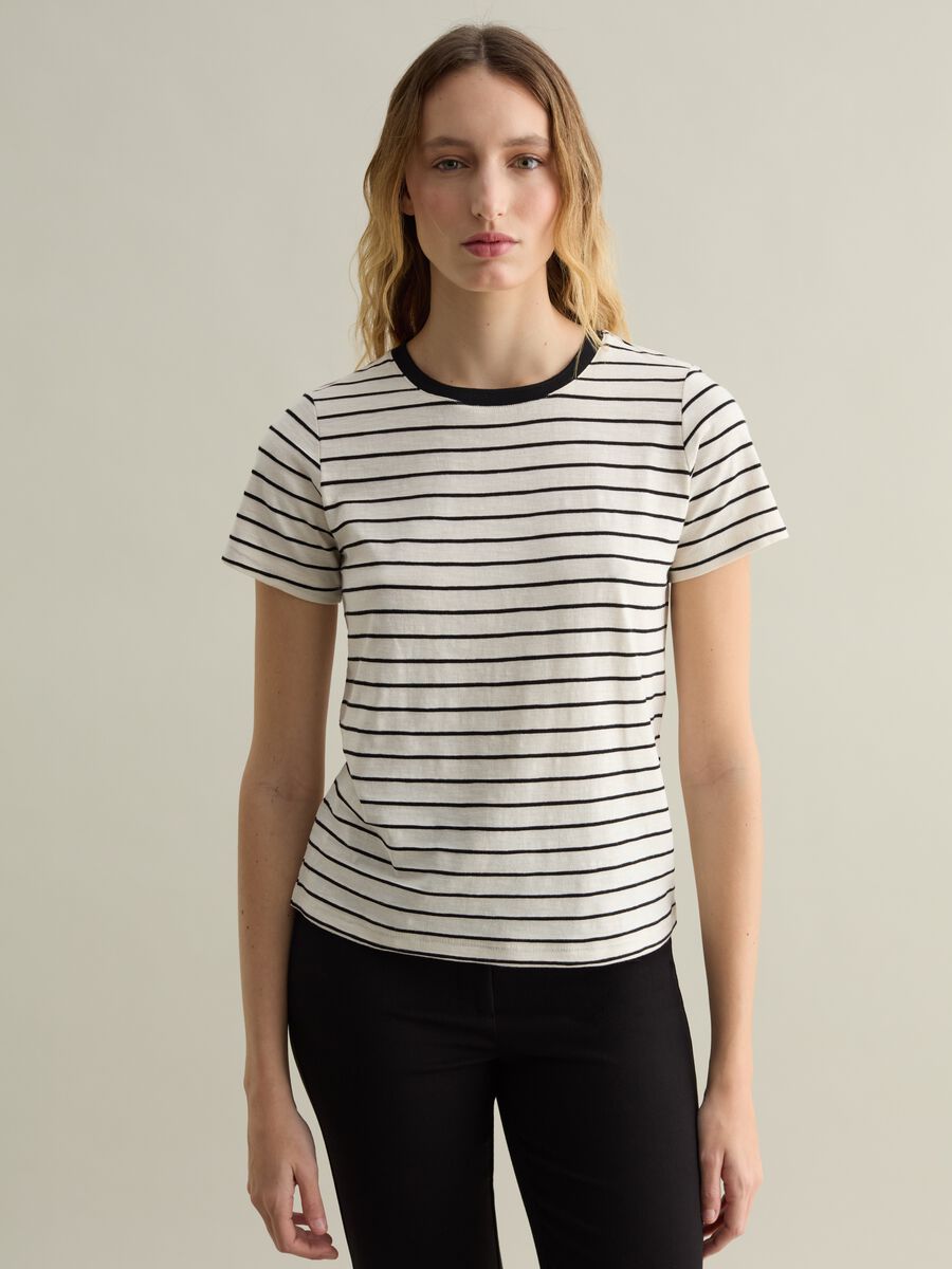 T-shirt with round neck and striped pattern_0