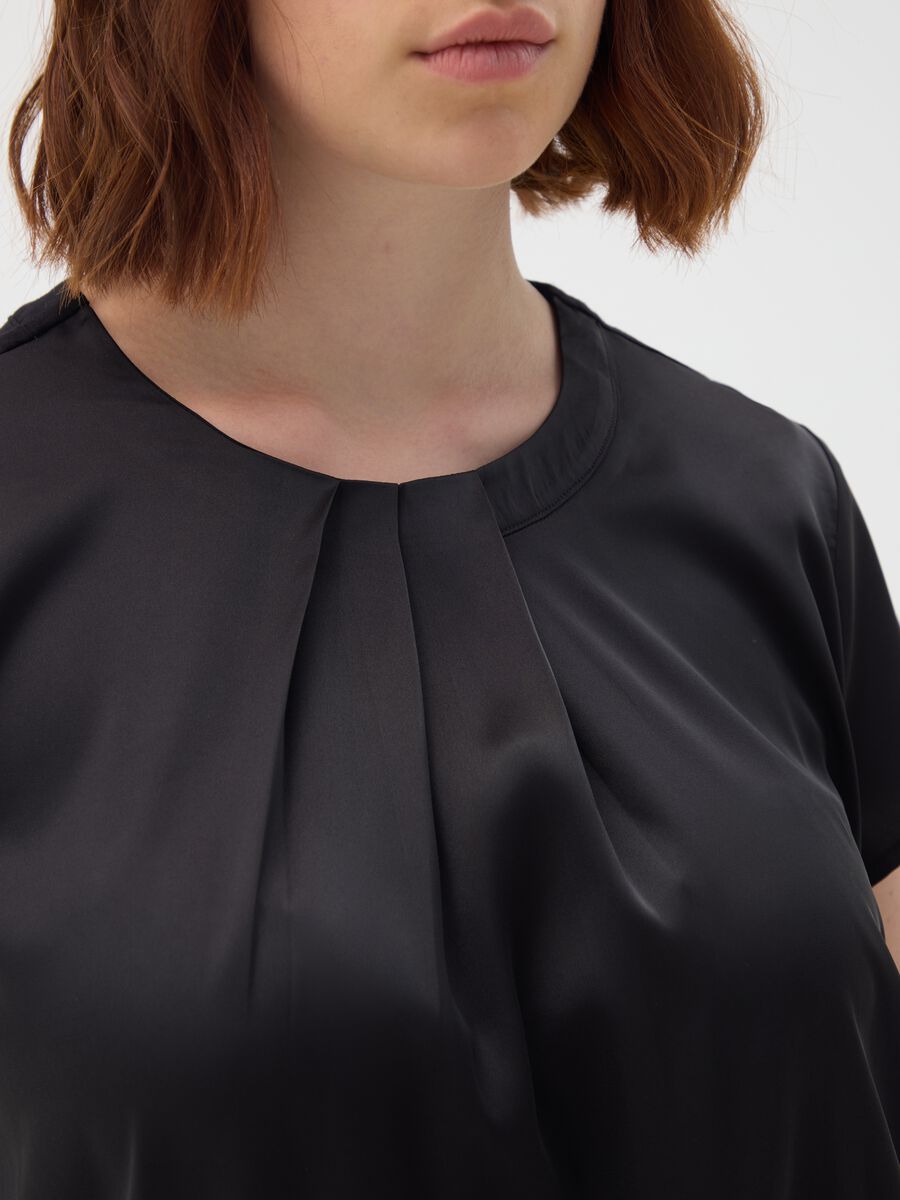 Black regular fit top with pleat_2