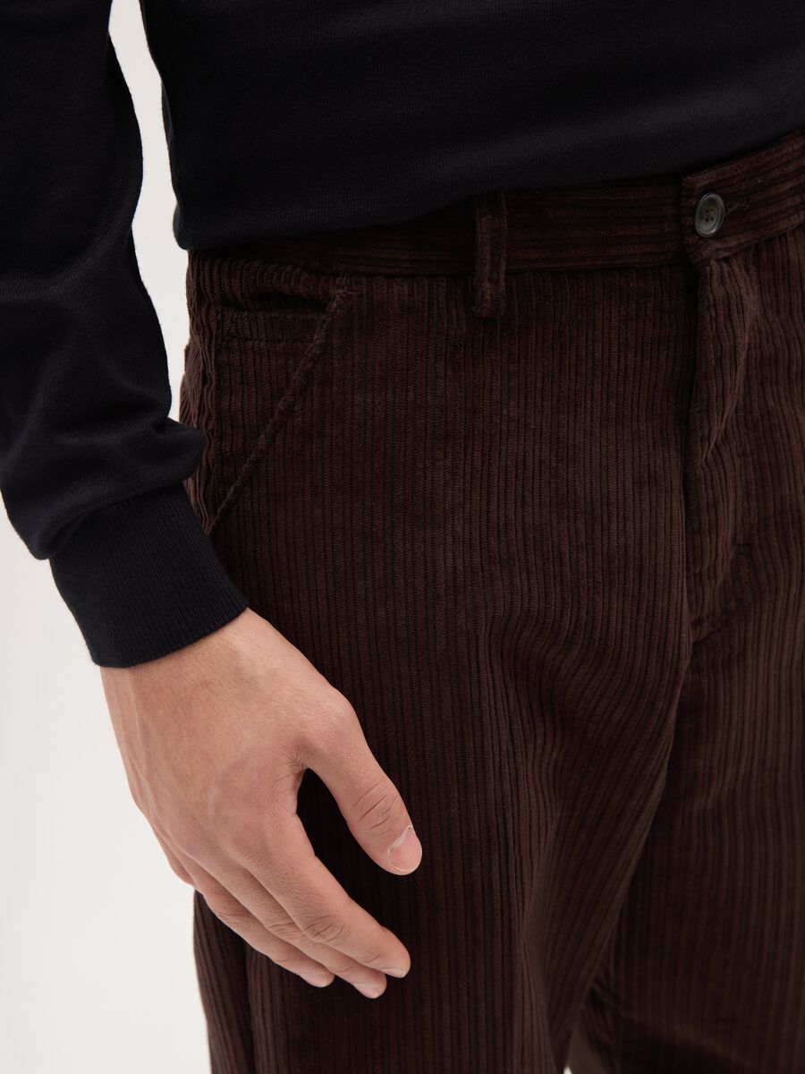 Brown chino trousers in regular fit ribbed cotton-blend_3