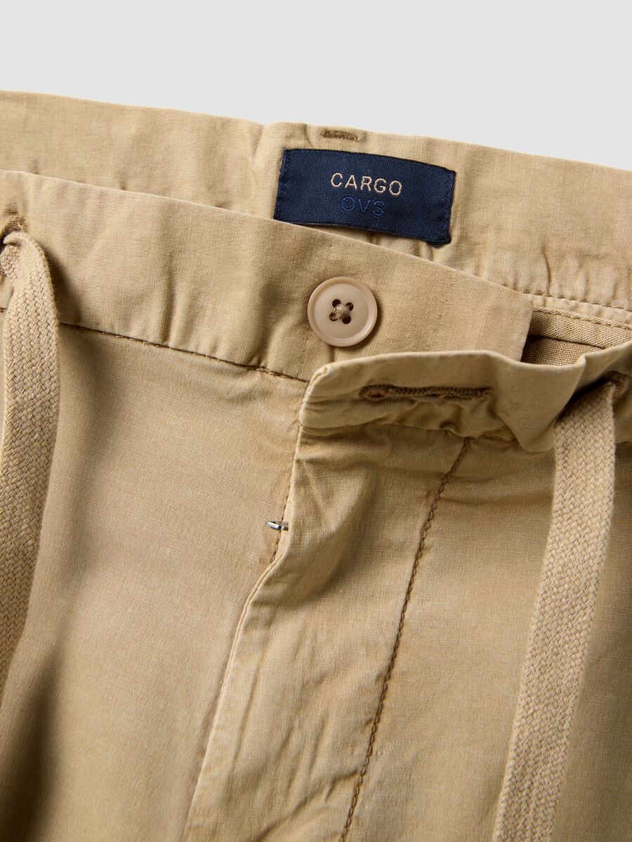 Beige stretch cotton cargo bermuda shorts_5