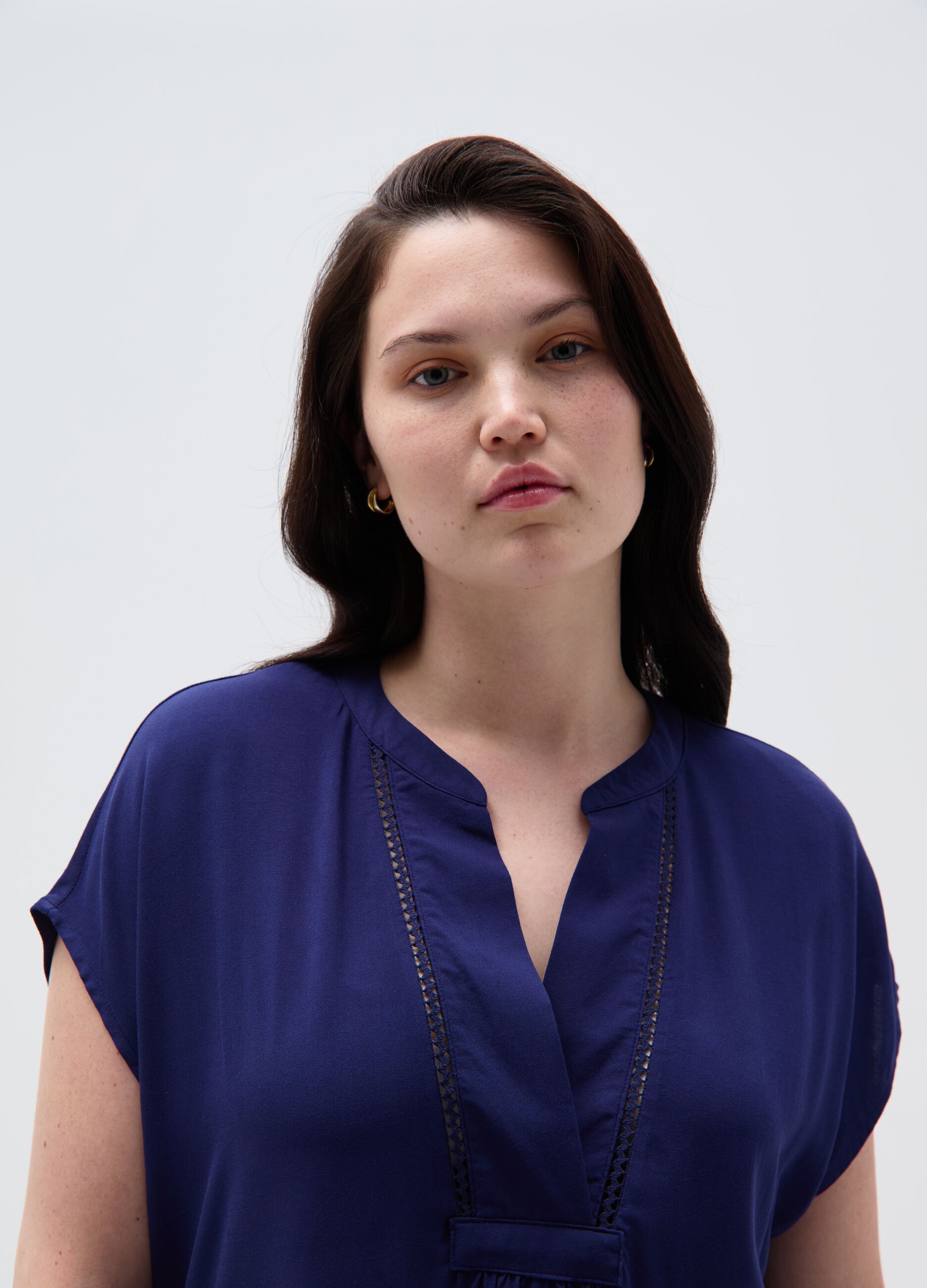 Curvy T-shirt with openwork edging