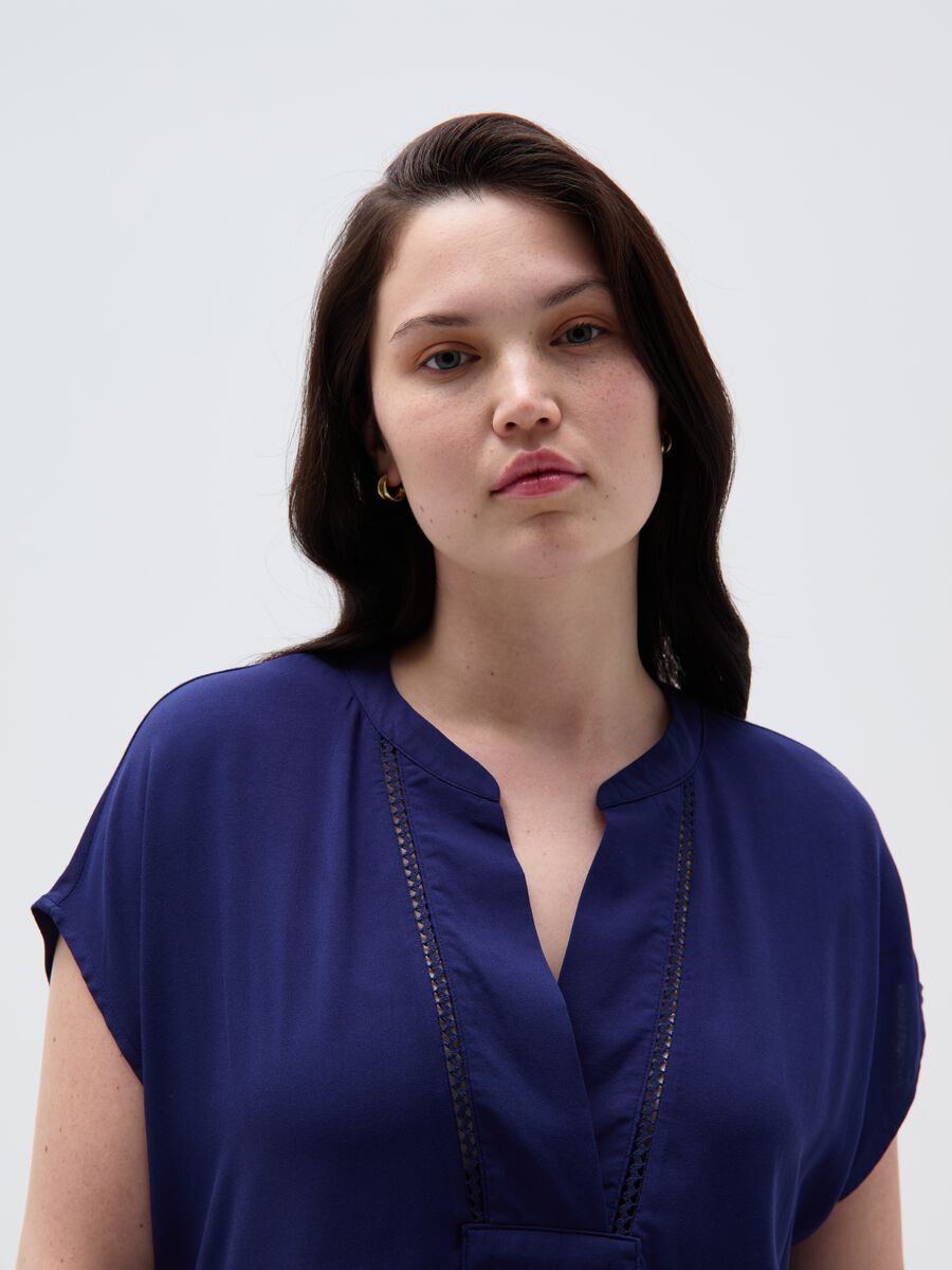Curvy T-shirt with openwork edging_0