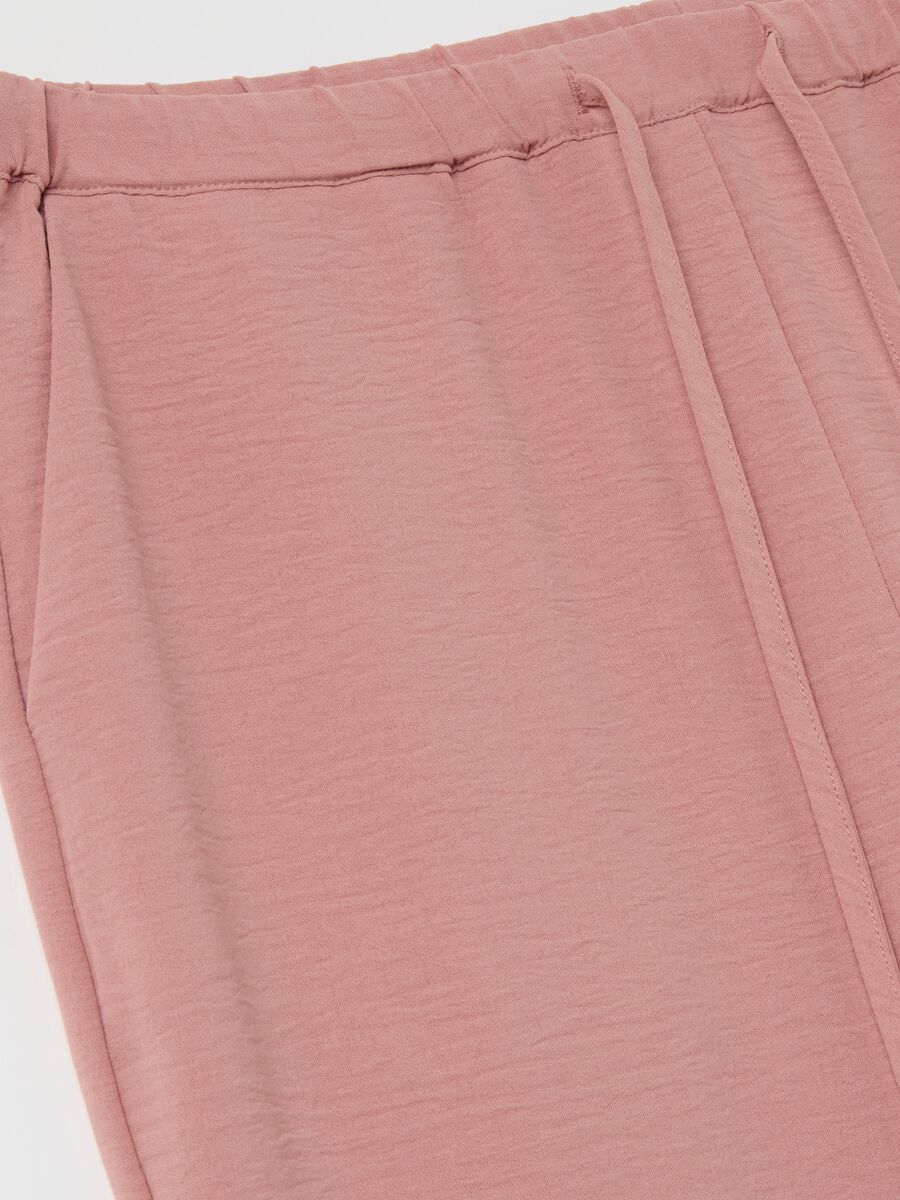 Crinkle-effect fluid trousers_5