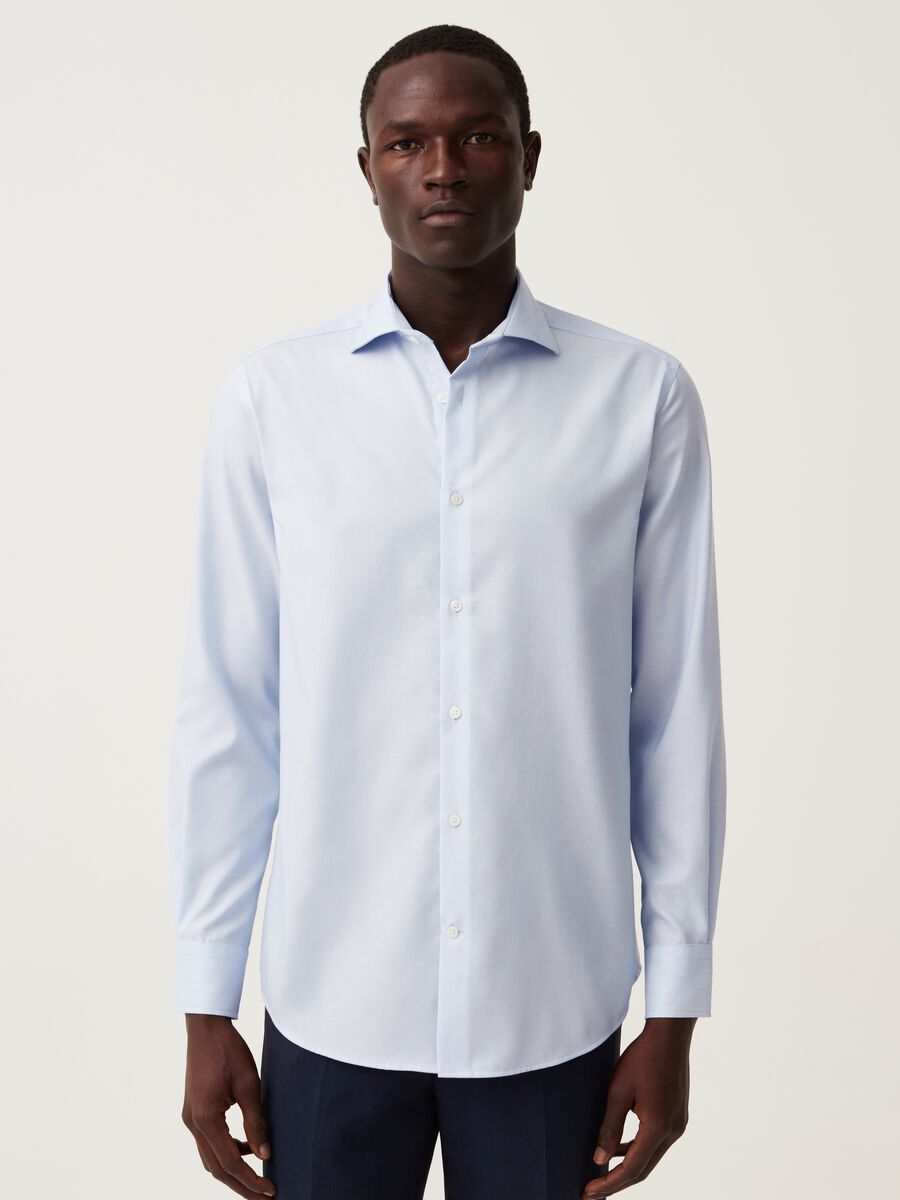 Regular-fit no-iron shirt in solid colour cotton_1