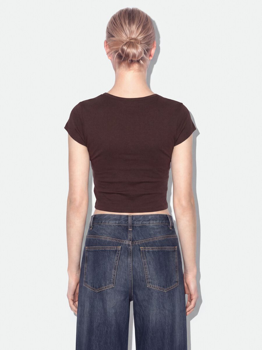T-shirt marrone in puro cotone a girocollo con scritta_2