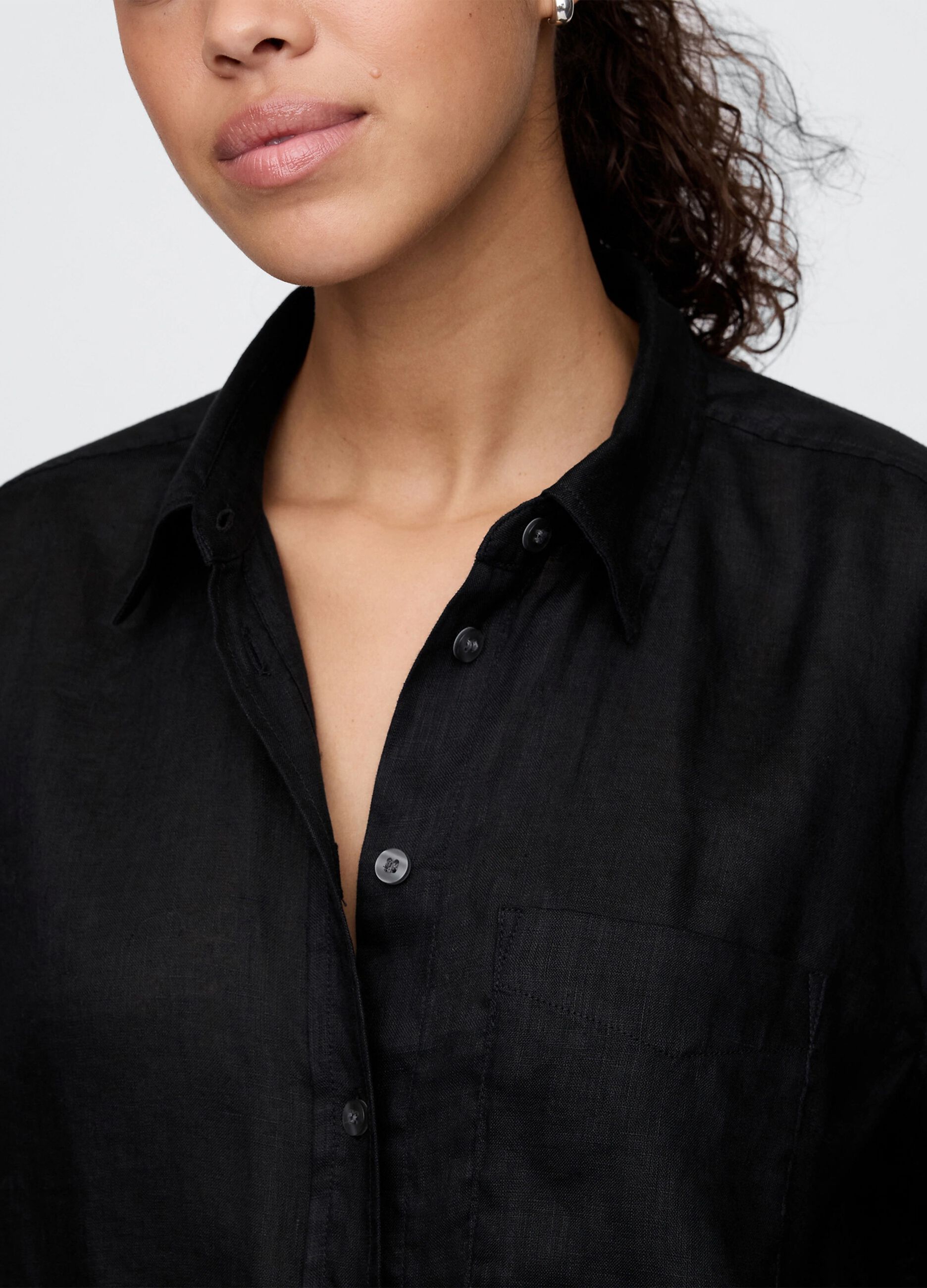 Wide black shirt in 100% linen