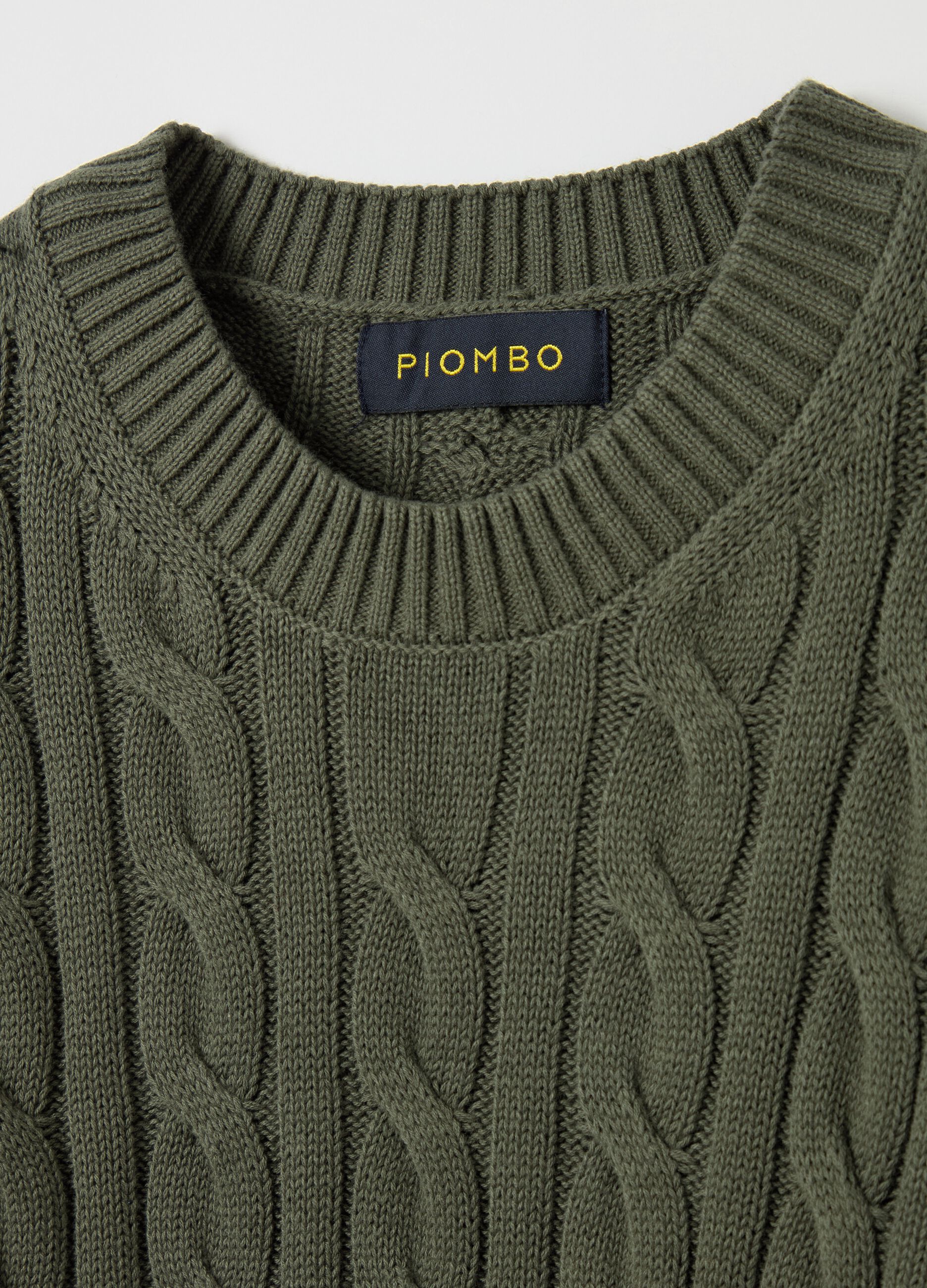 Pullover con lavorazione a treccia