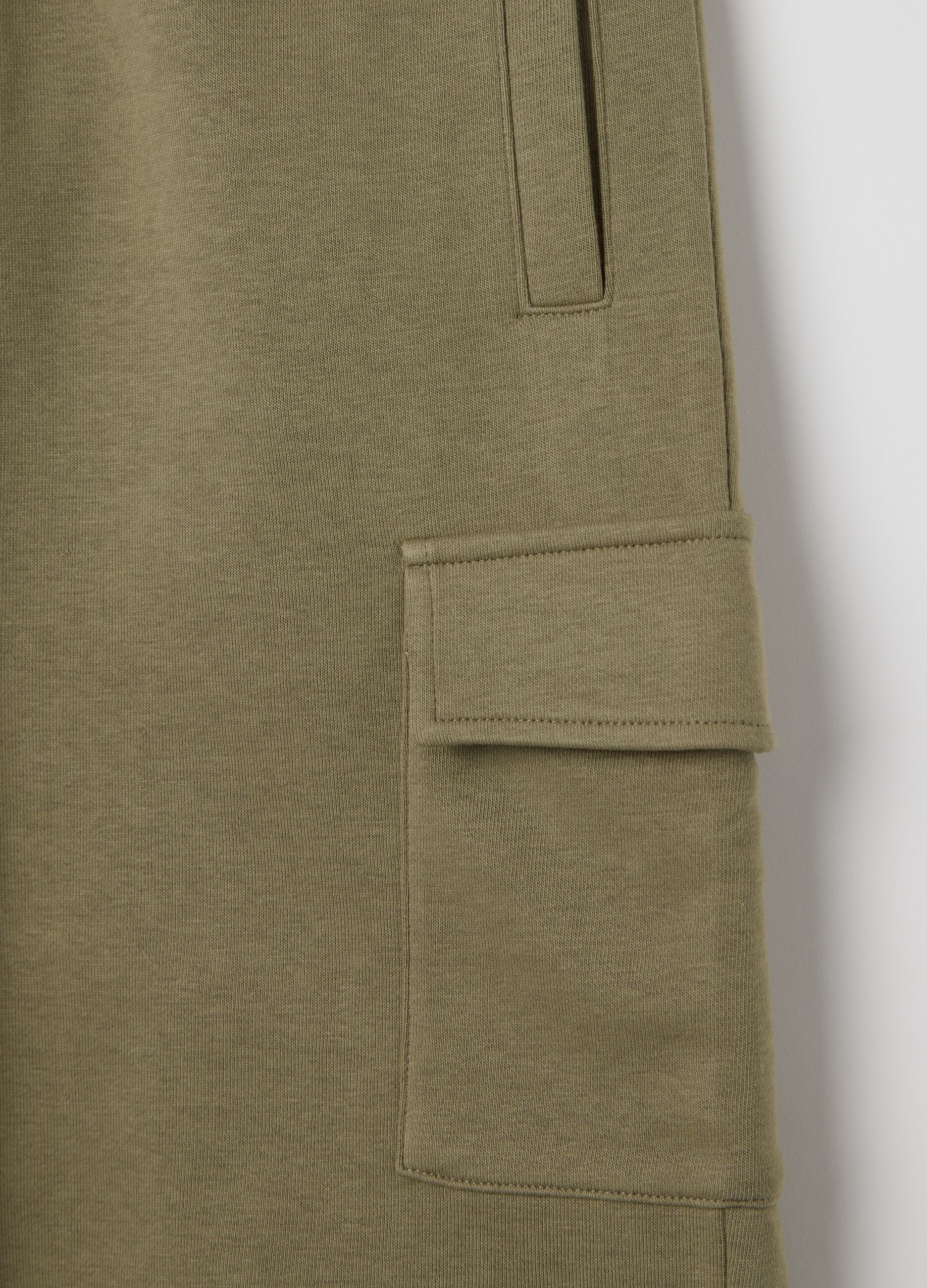 Bermuda da uomo in misto cotone verde relaxed fit con tasche cargo