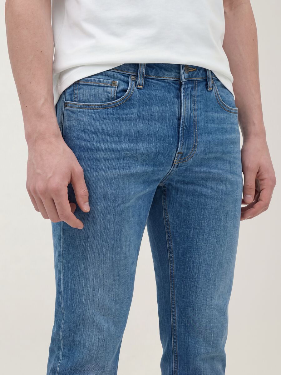 Jeans lavaggio chiaro in cotone elasticizzato slim fit_4