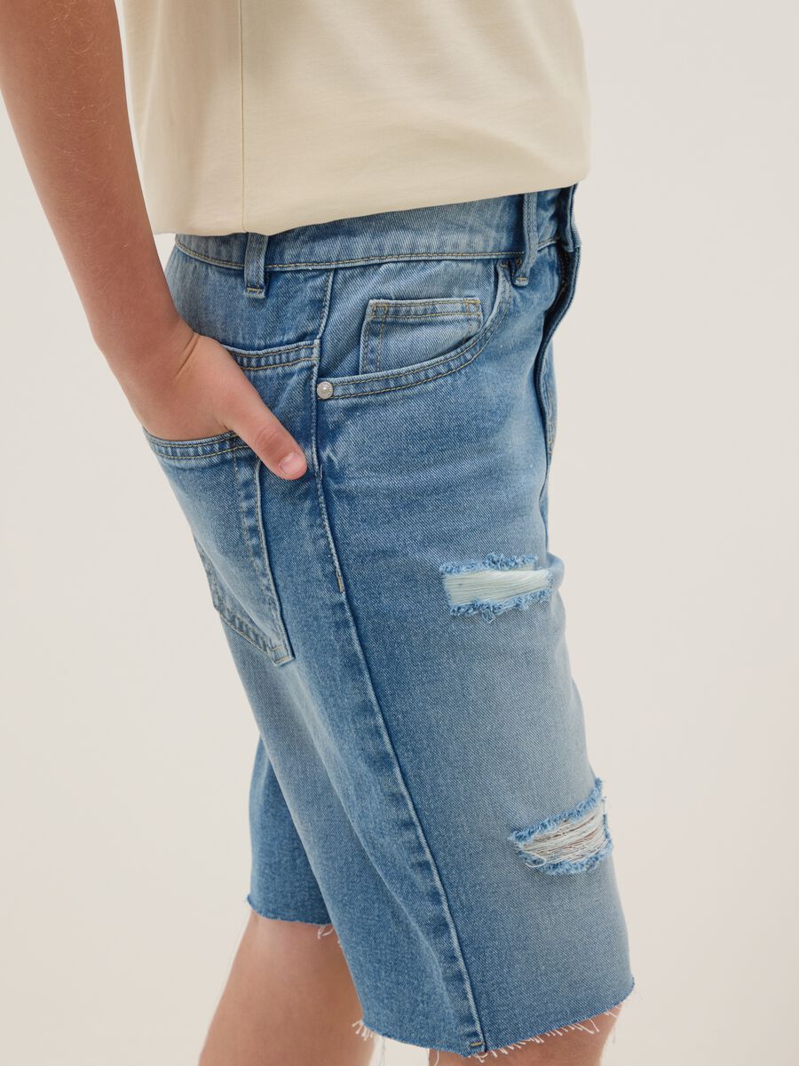 Pantaloni corti blu in denim regular fit per ragazzo_2