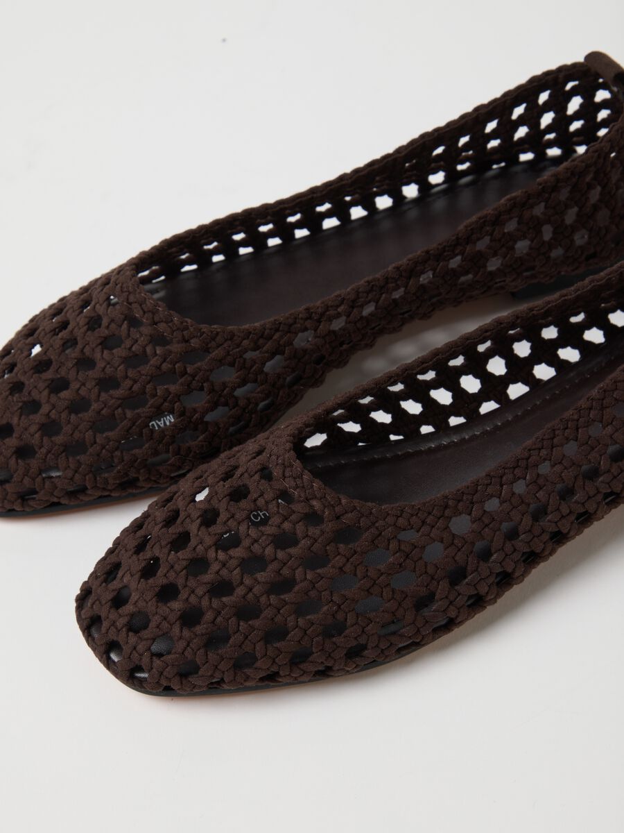 Ballerine marroni comode con design traforato_2