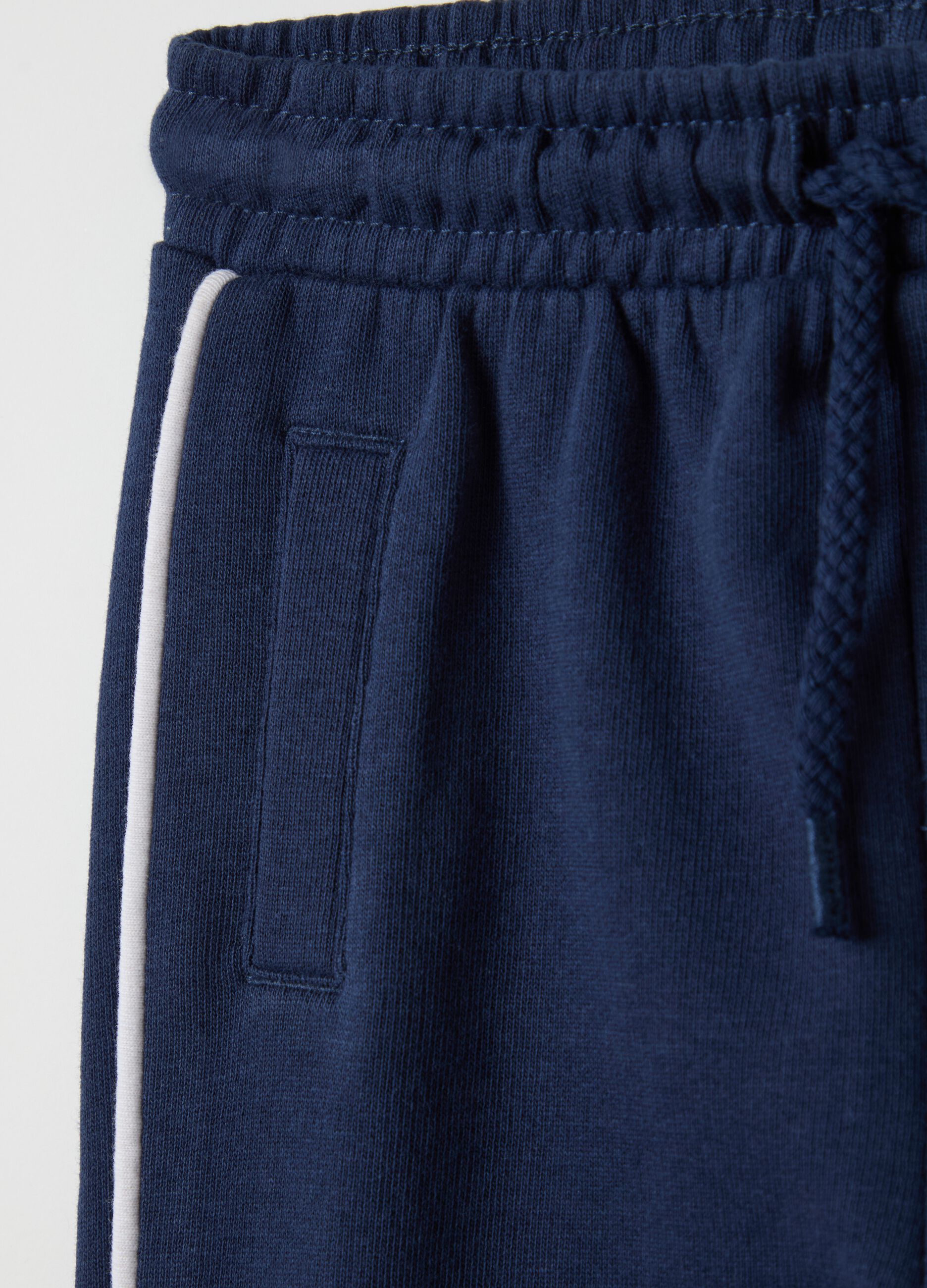 Joggers con coulisse e piping a contrasto 