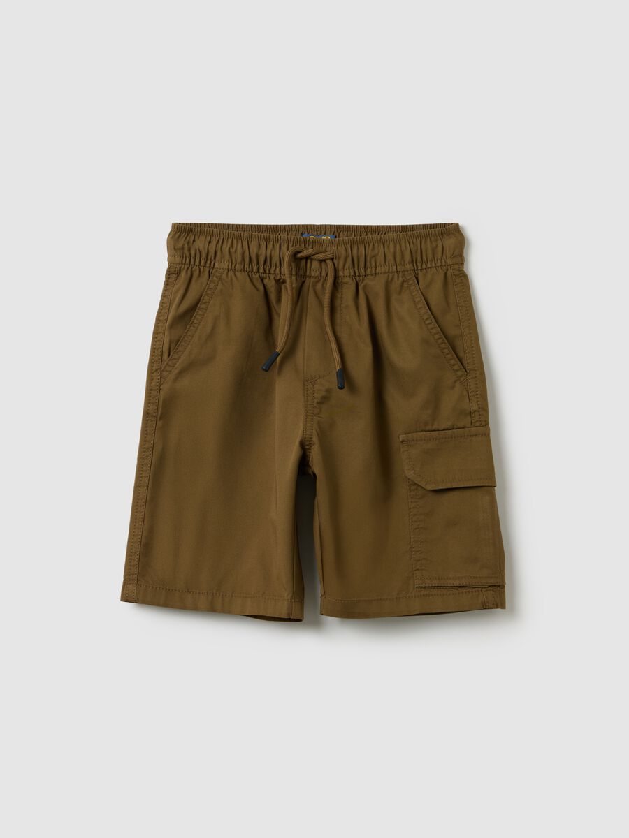 Boys’ shorts in 100% brown cotton with regular fit and cargo pockets_0