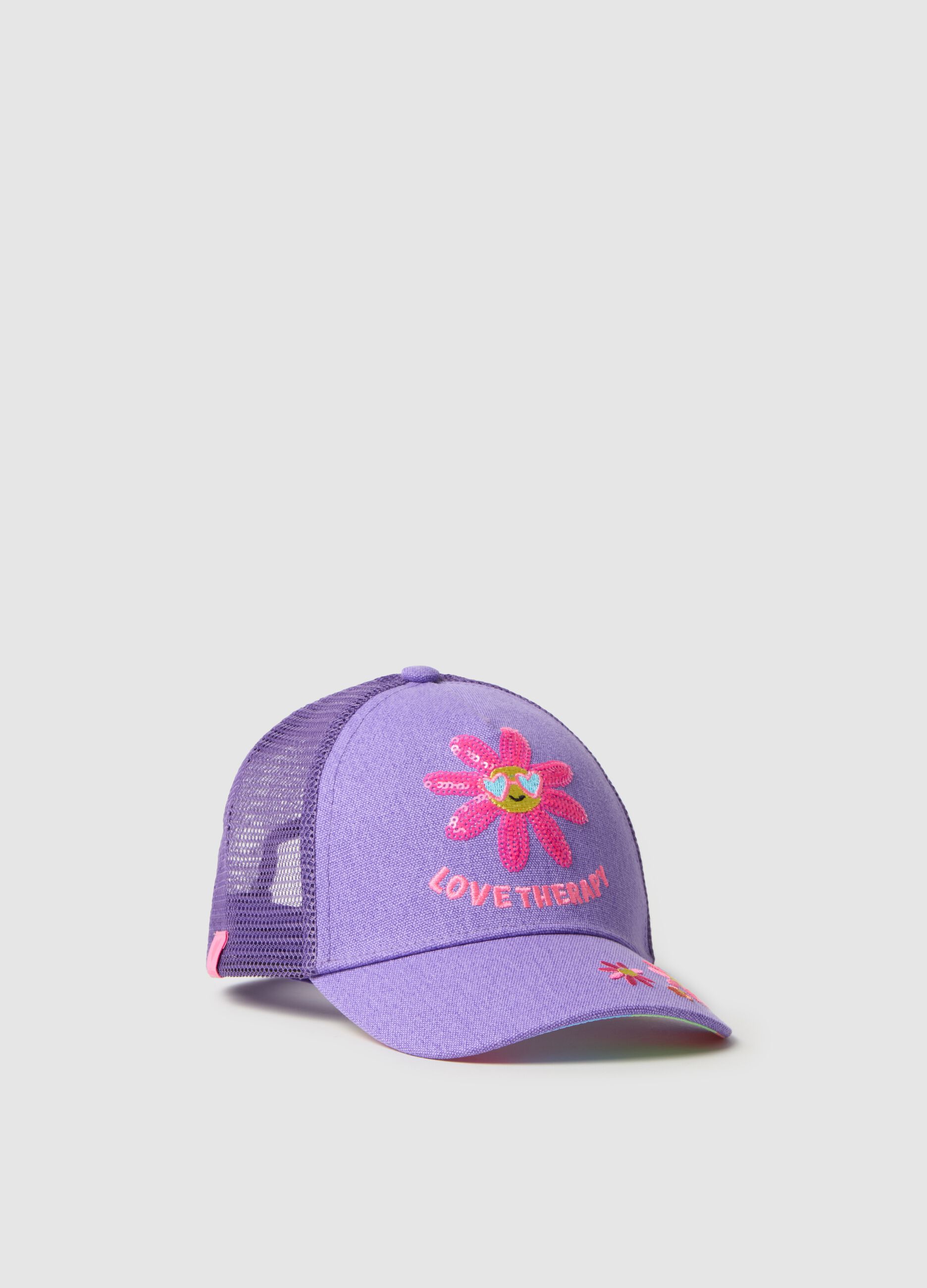 Baseball cap with flowers embroidery
