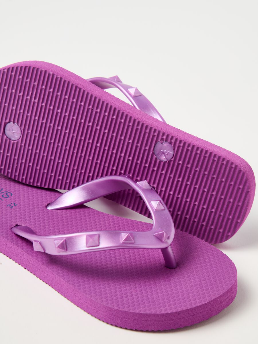 Thong sandals with studs_2