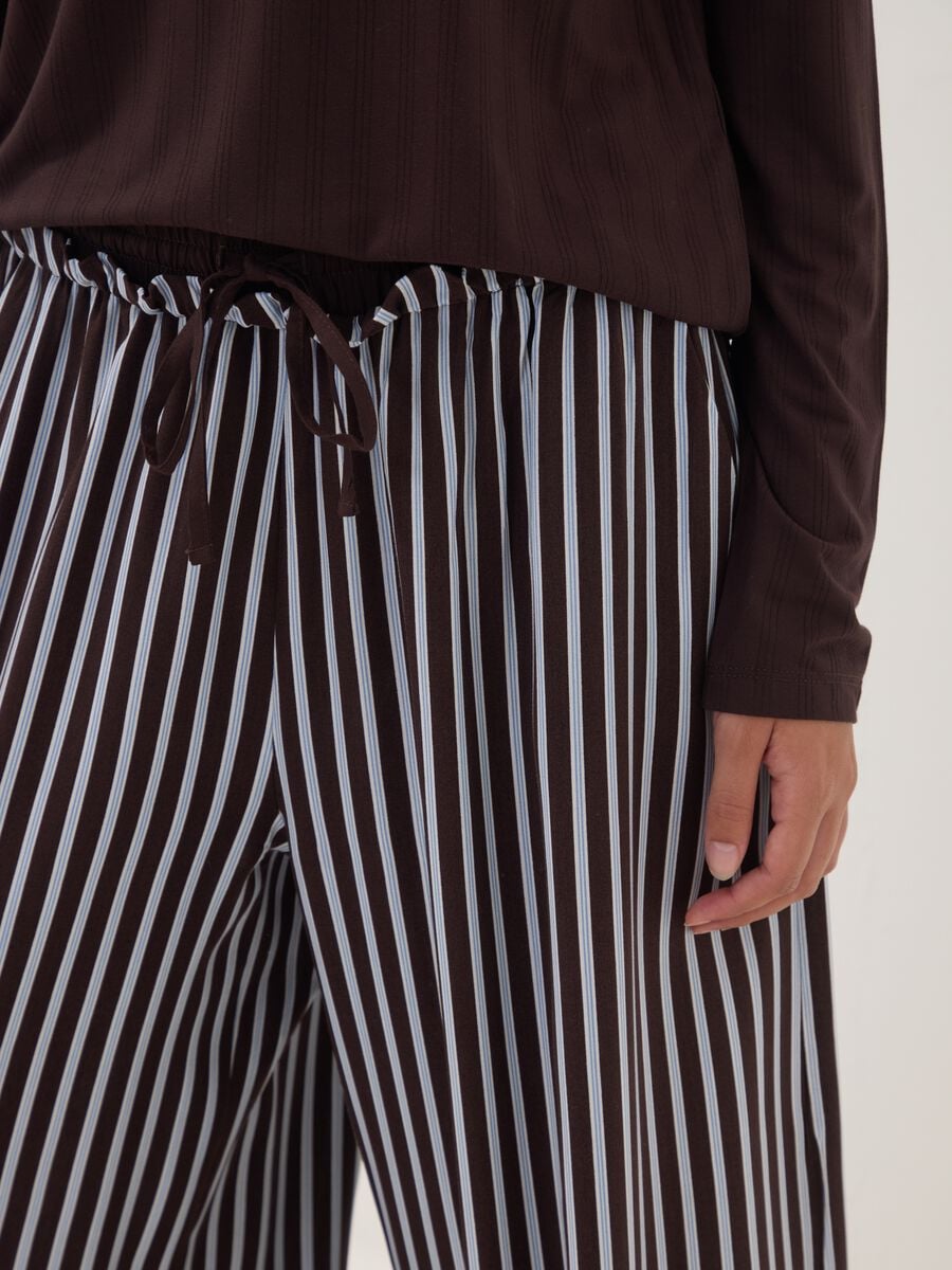 Maglia pigiama marrone in viscosa elasticizzata a costine_2