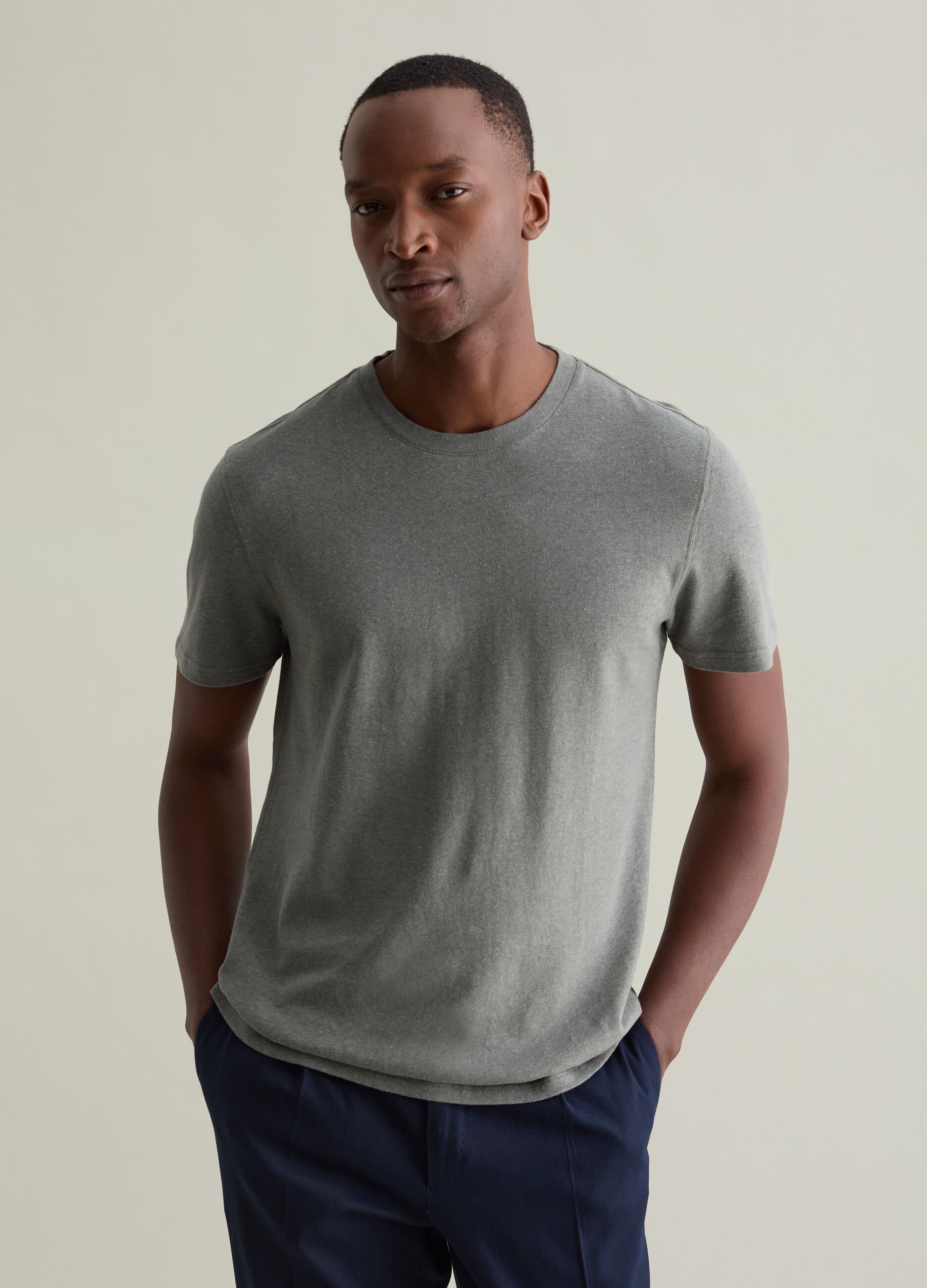T-shirt with round neck in linen and cotton