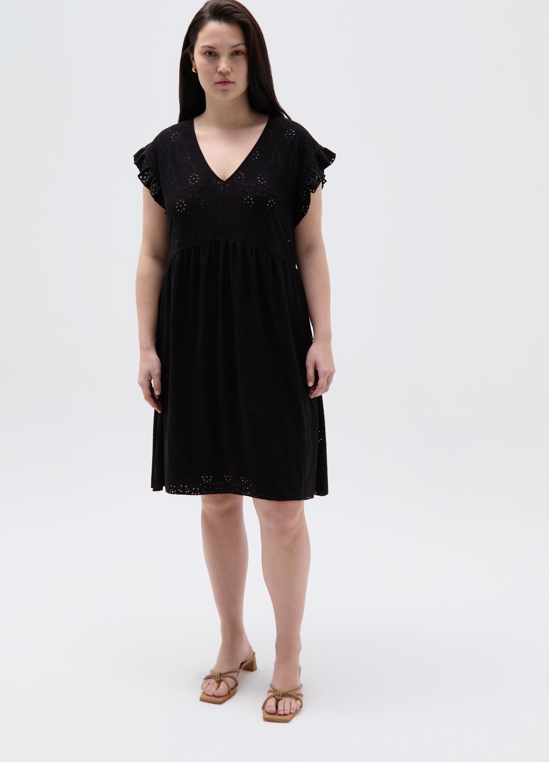 Curvy short dress in broderie anglaise