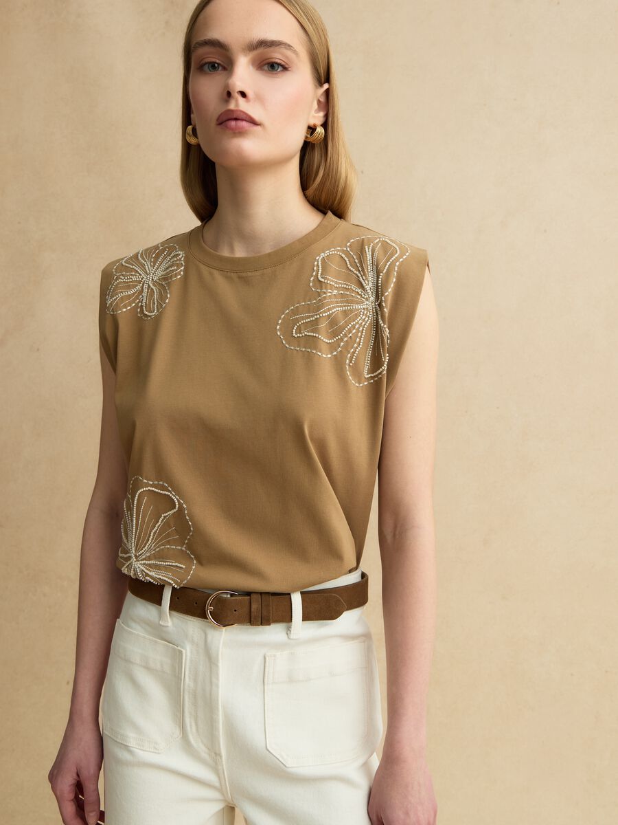 T-shirt senza maniche in misto cotone marrone regular fit con ricami_0