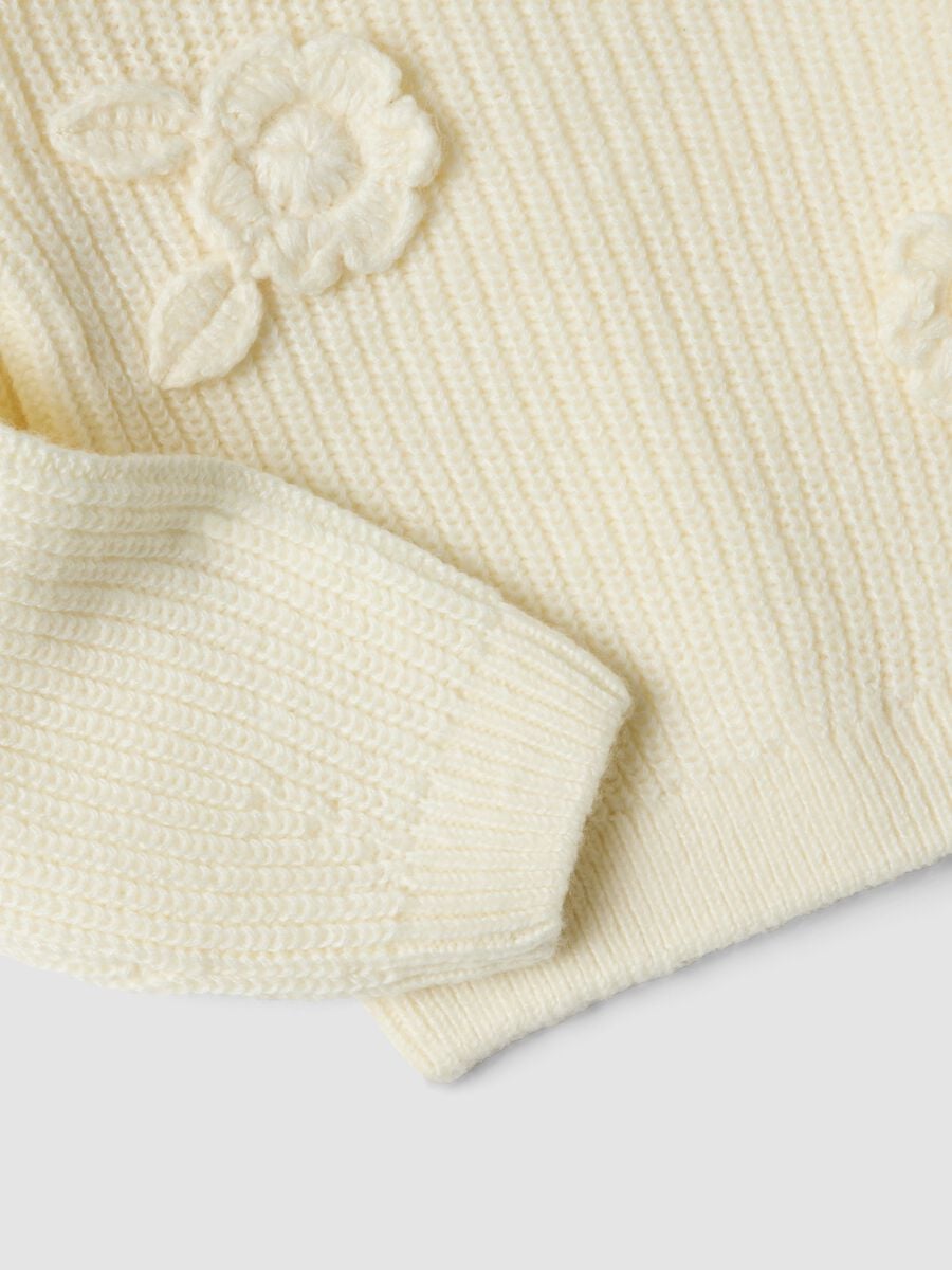 Maglia bianca a coste con girocollo e fiori applicati_2
