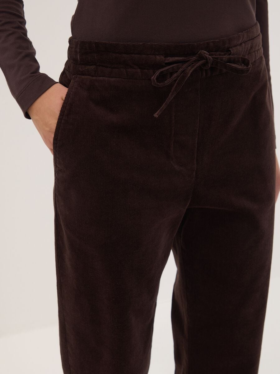Pantaloni marroni in cotone elasticizzato a coste con vita elasticizzata_2
