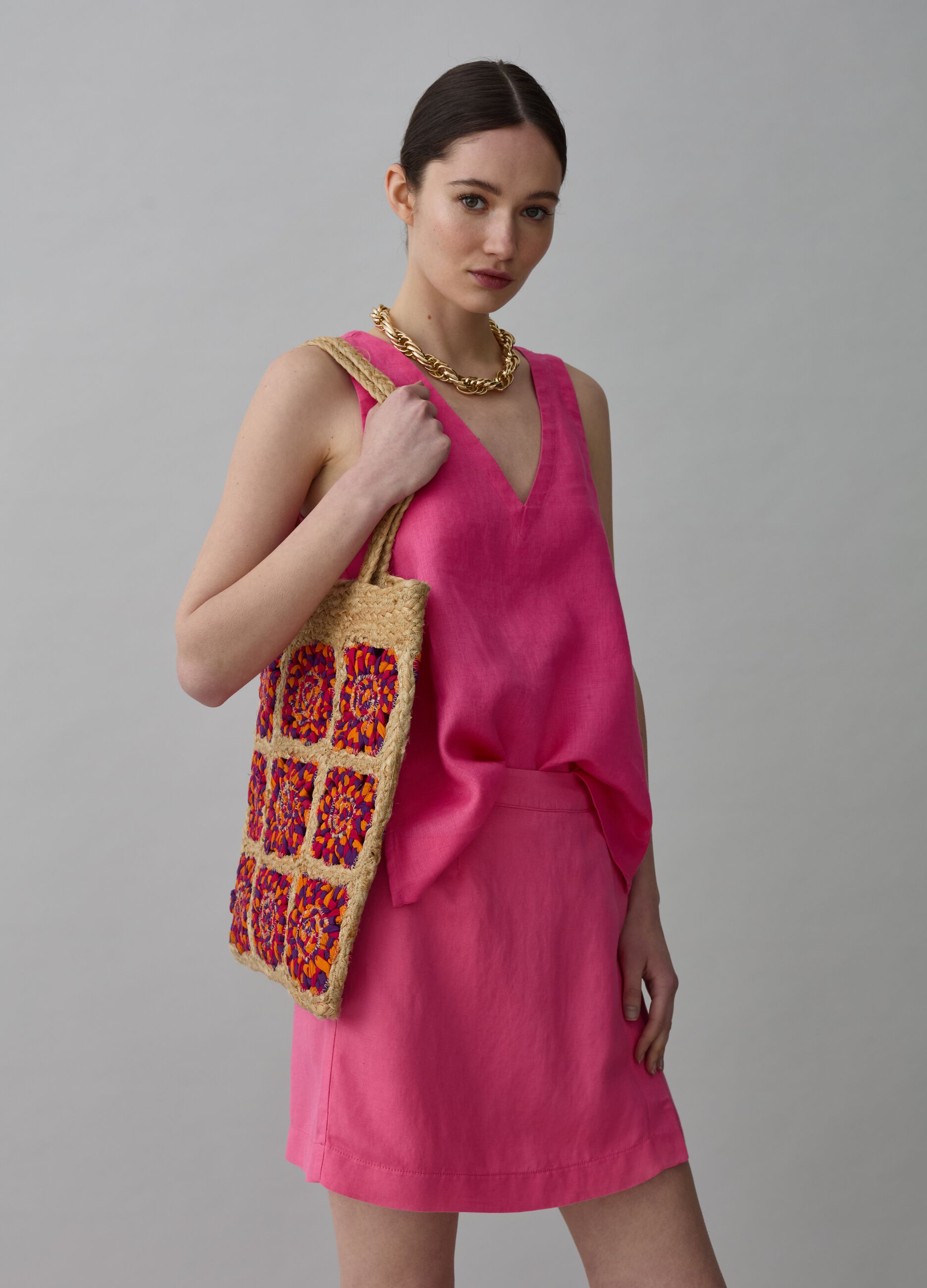 Blusa smanicata in lino scollo a V