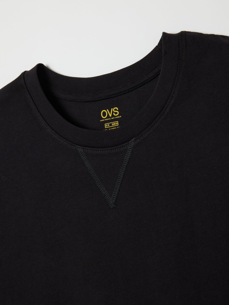 Men's oversized black cotton vest with regular fit_5
