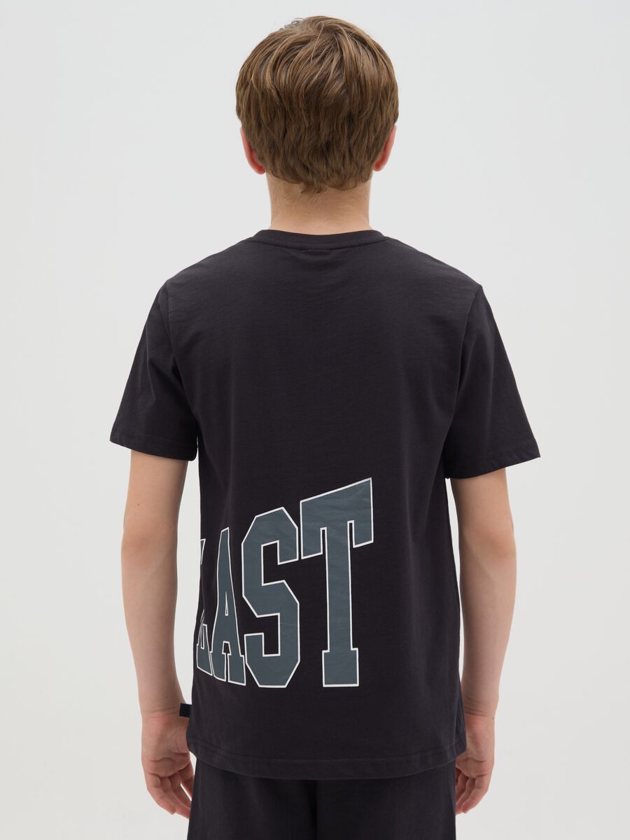 T-shirt nera in cotone con maxi stampa logo_1