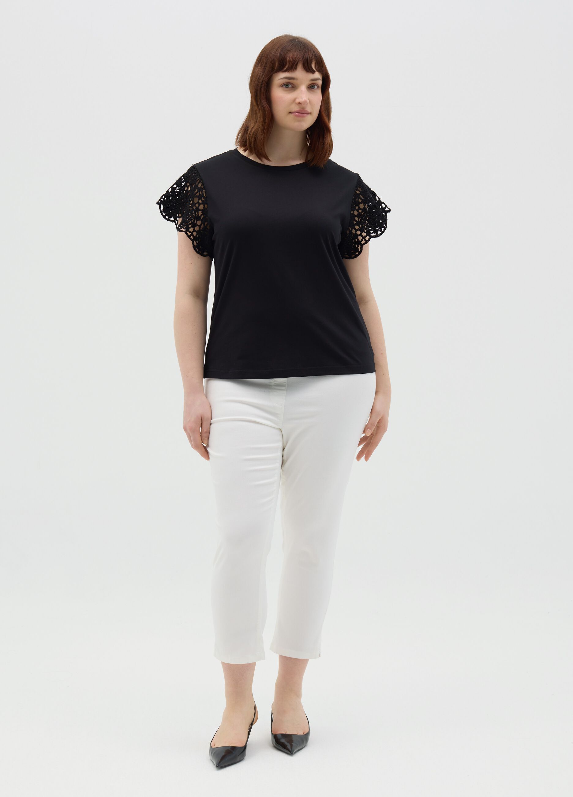 Curvy black T-shirt with crochet sleeves