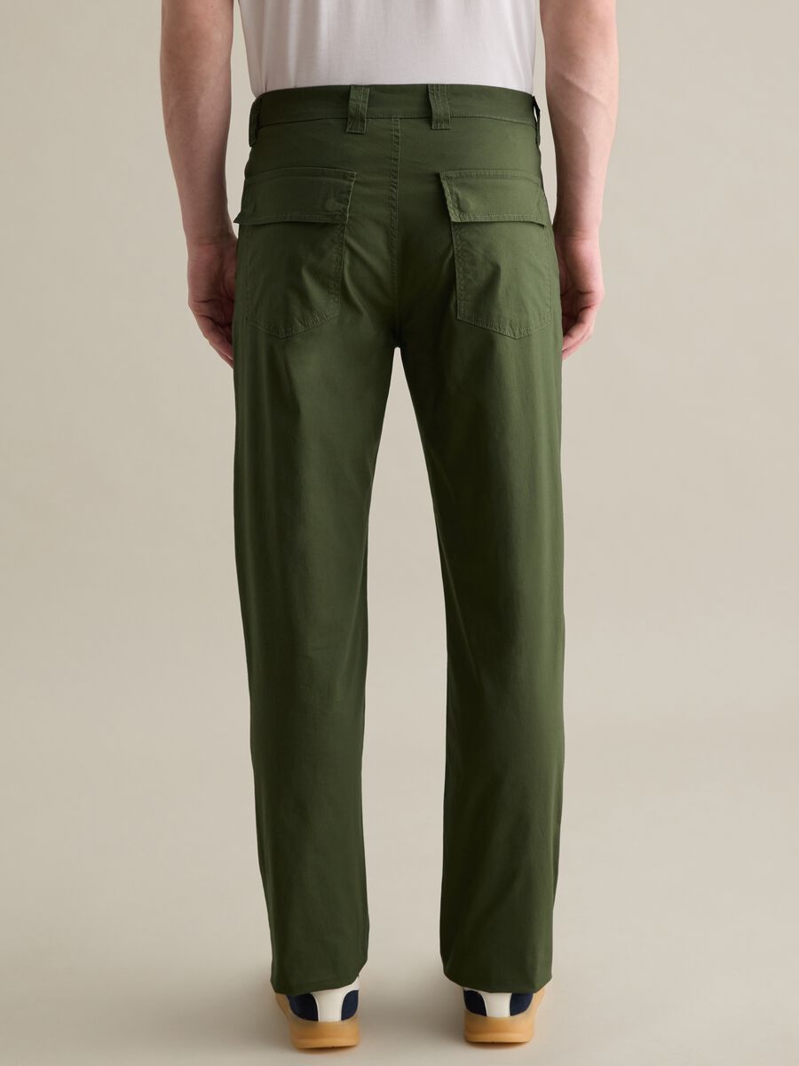 Green chino trousers in stretch cotton with pockets_3