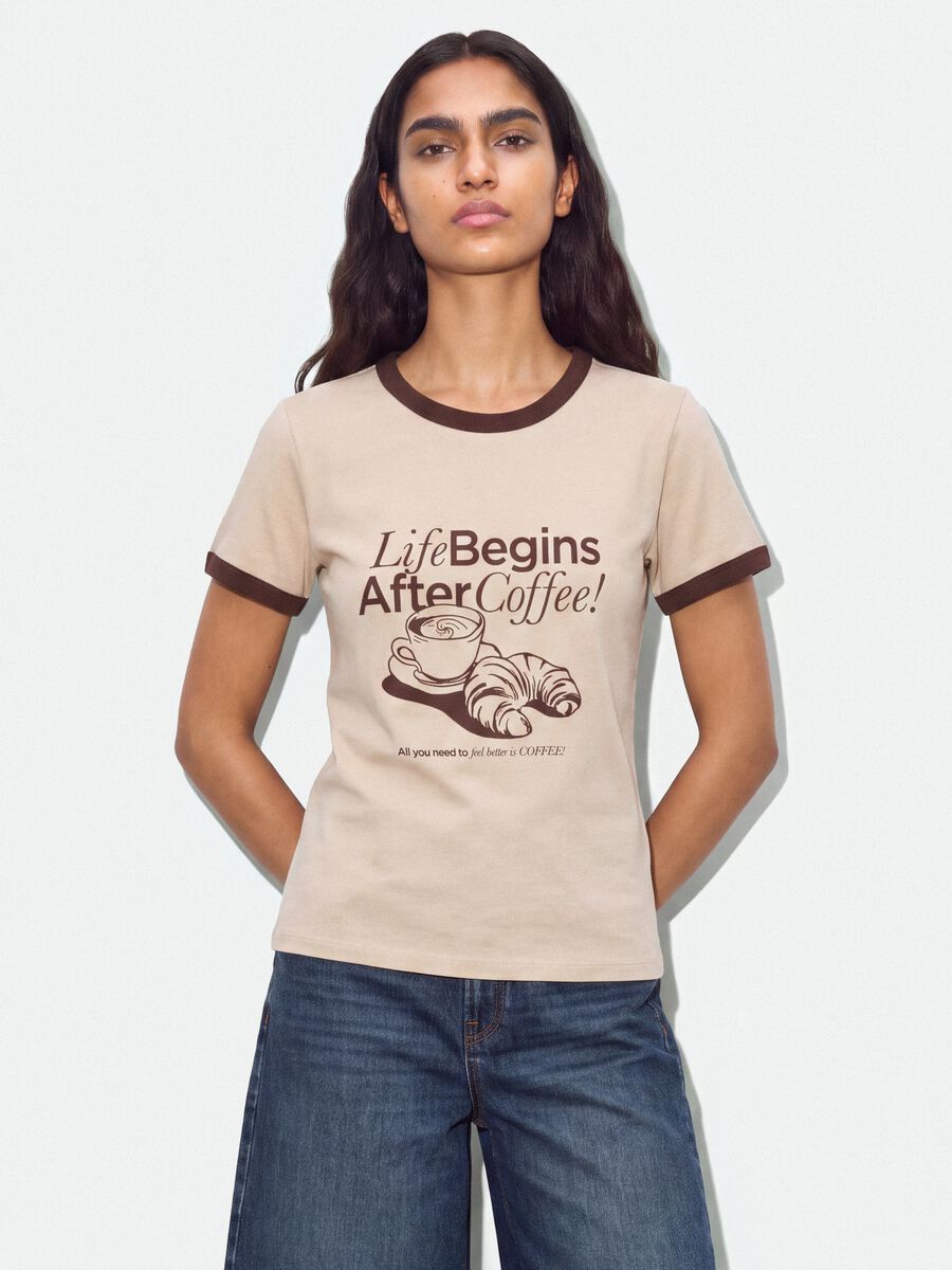 T-shirt rosa in cotone con stampa grafica frontale e bordi a contrasto_0