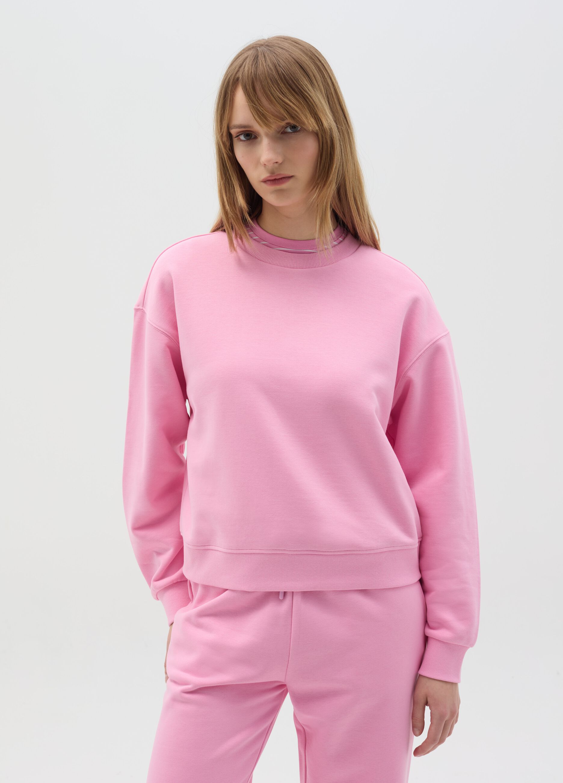 Essential sweatshirt with round neck