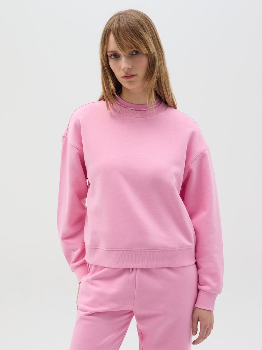 Essential sweatshirt with round neck_0