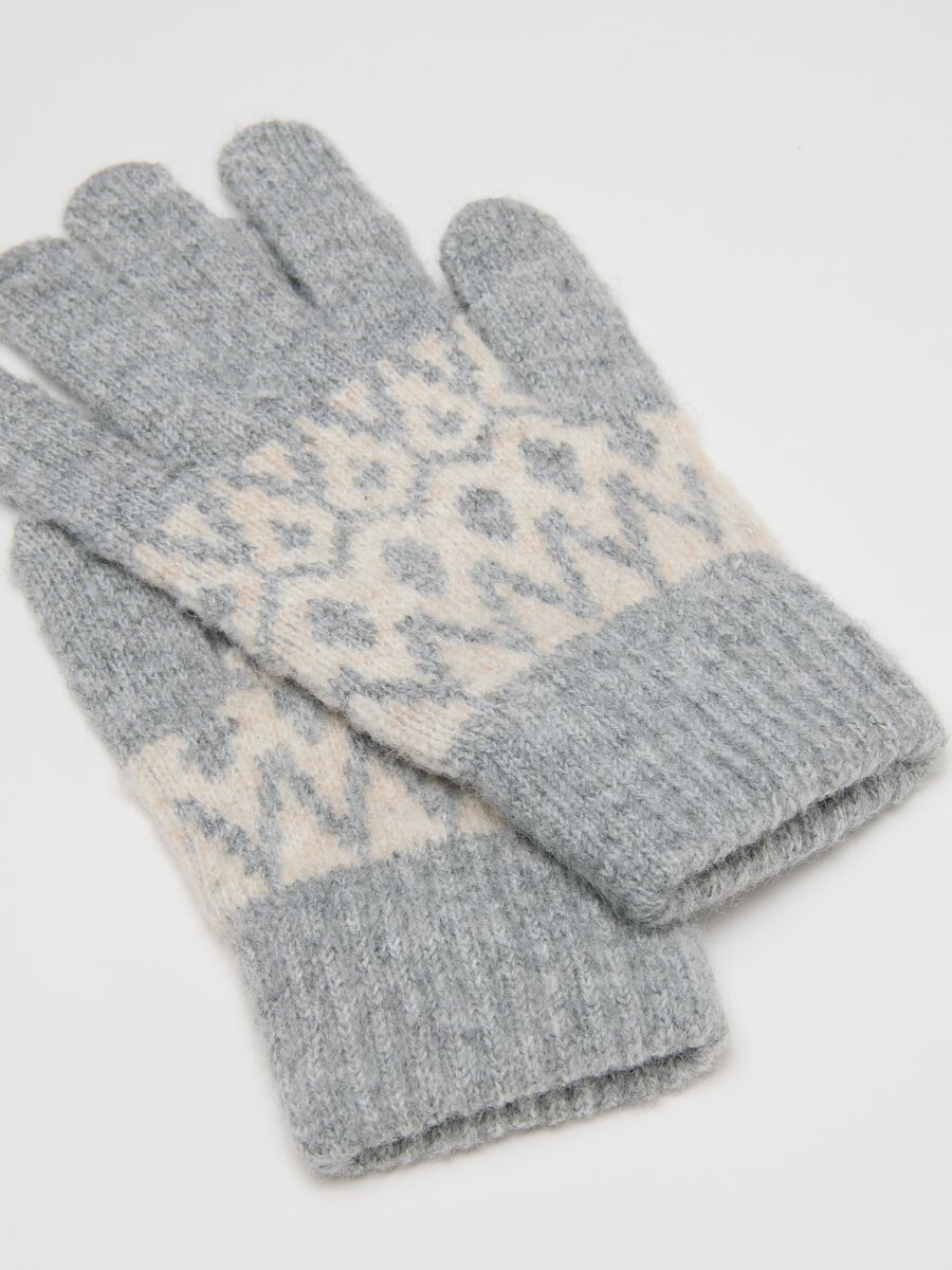 Grey gloves with white geometric pattern_2