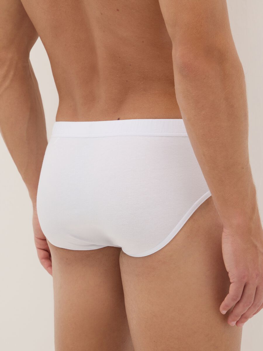 Stretch cotton white briefs with a tight fit_2