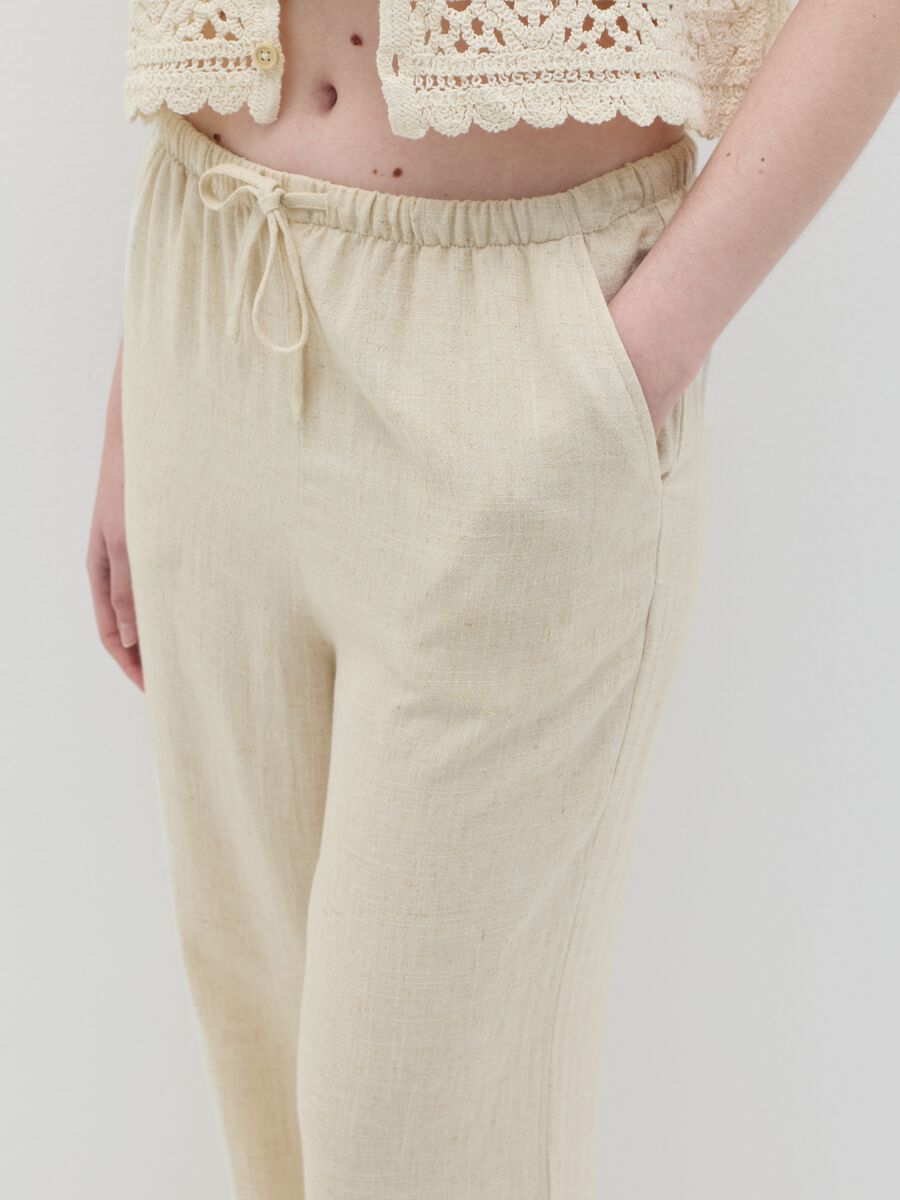 Relaxed-fit trousers in viscose and linen_2